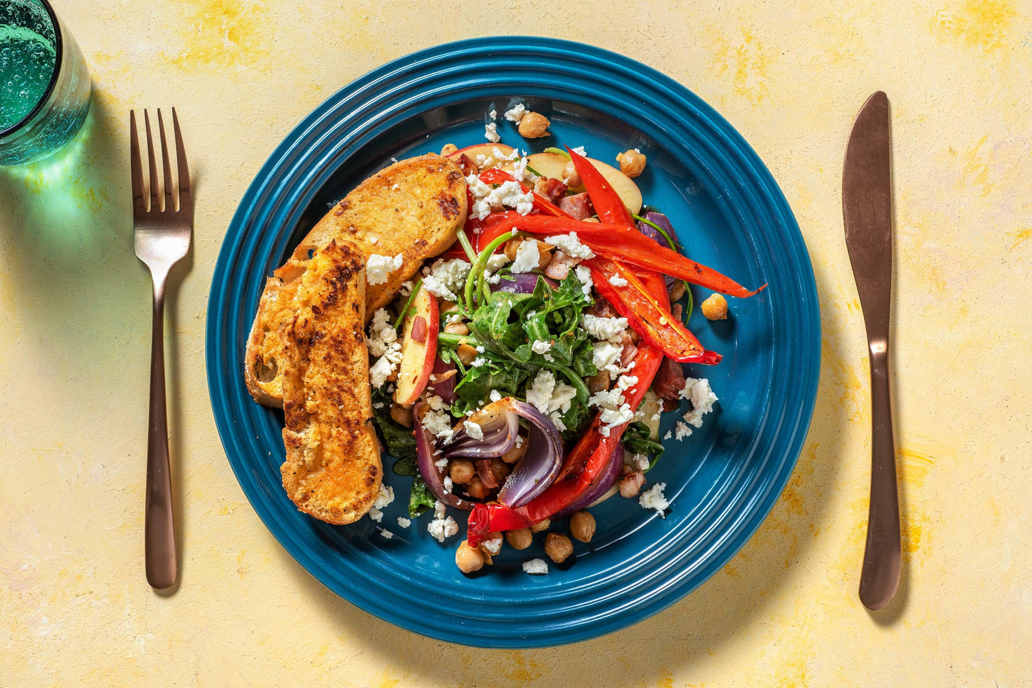 Rucola-Apfel-Salat mit Hanfsaat-Dressing