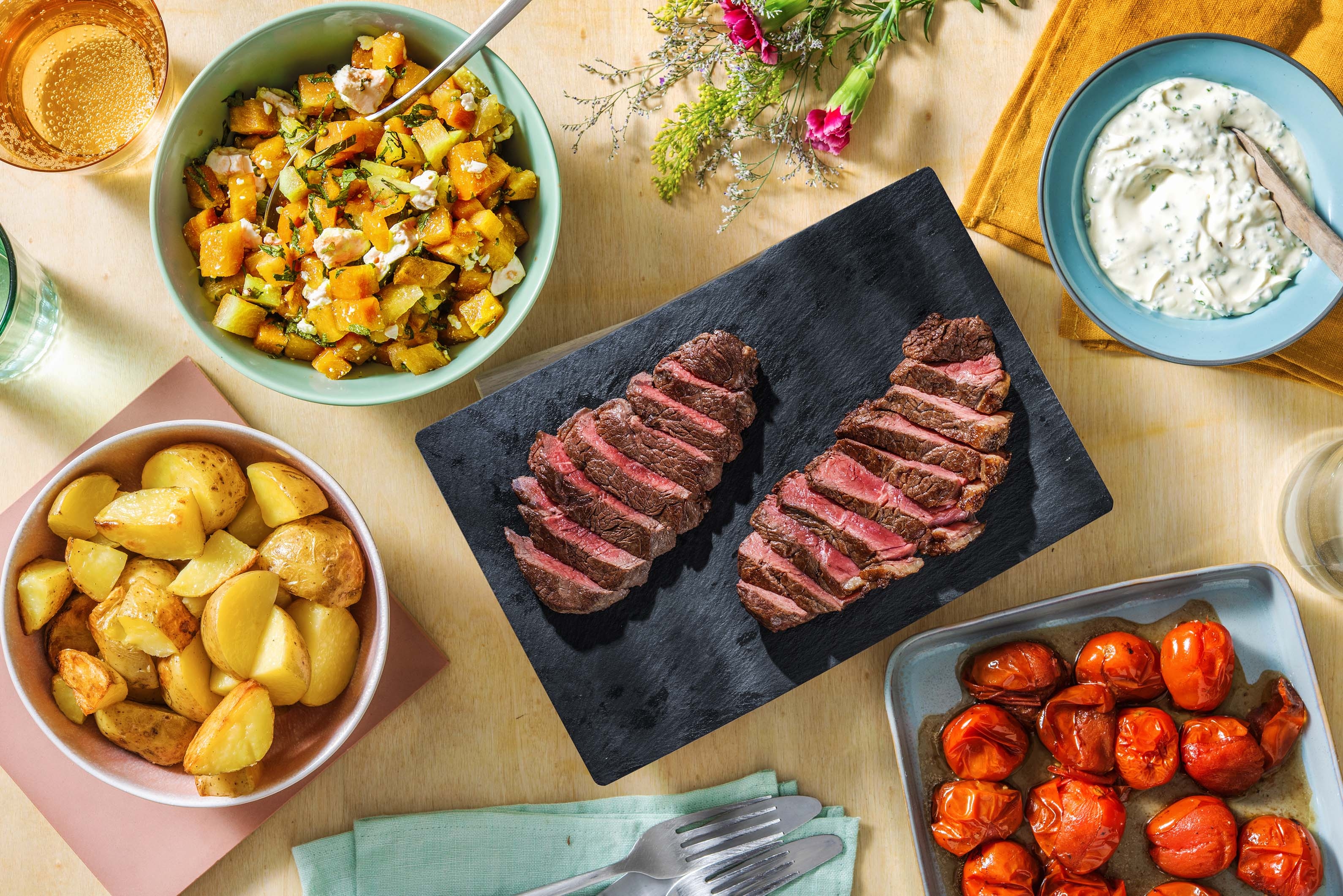 Rumpsteak met gepofte aardappelen en zure room