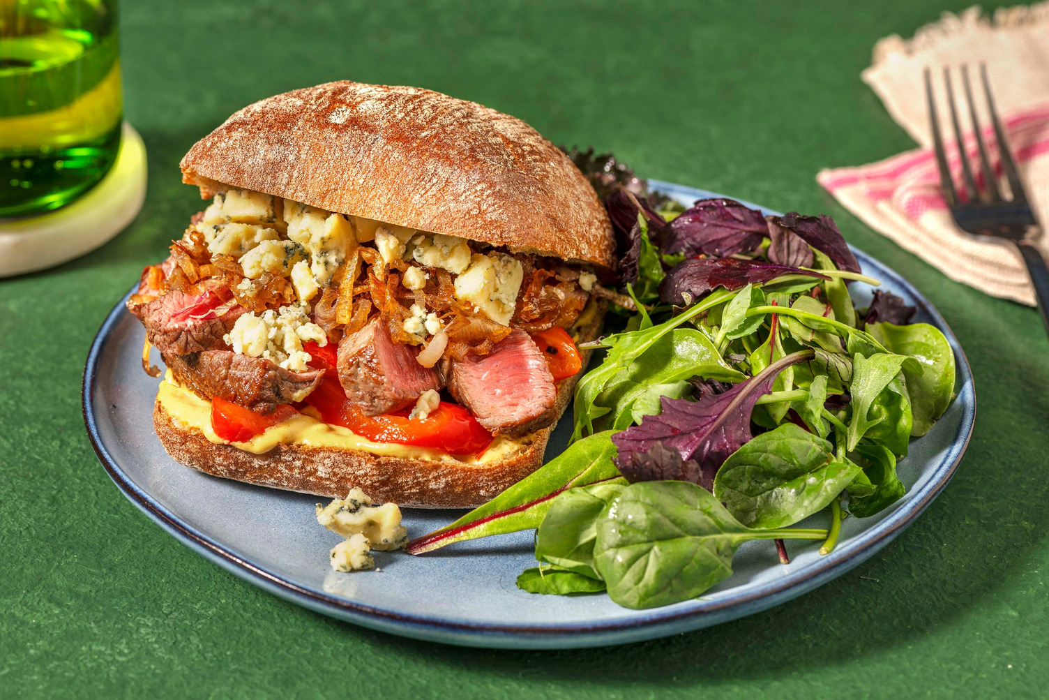 NL: Steak sandwich met blauwe kaas BE: Broodje steak met blauwe kaas