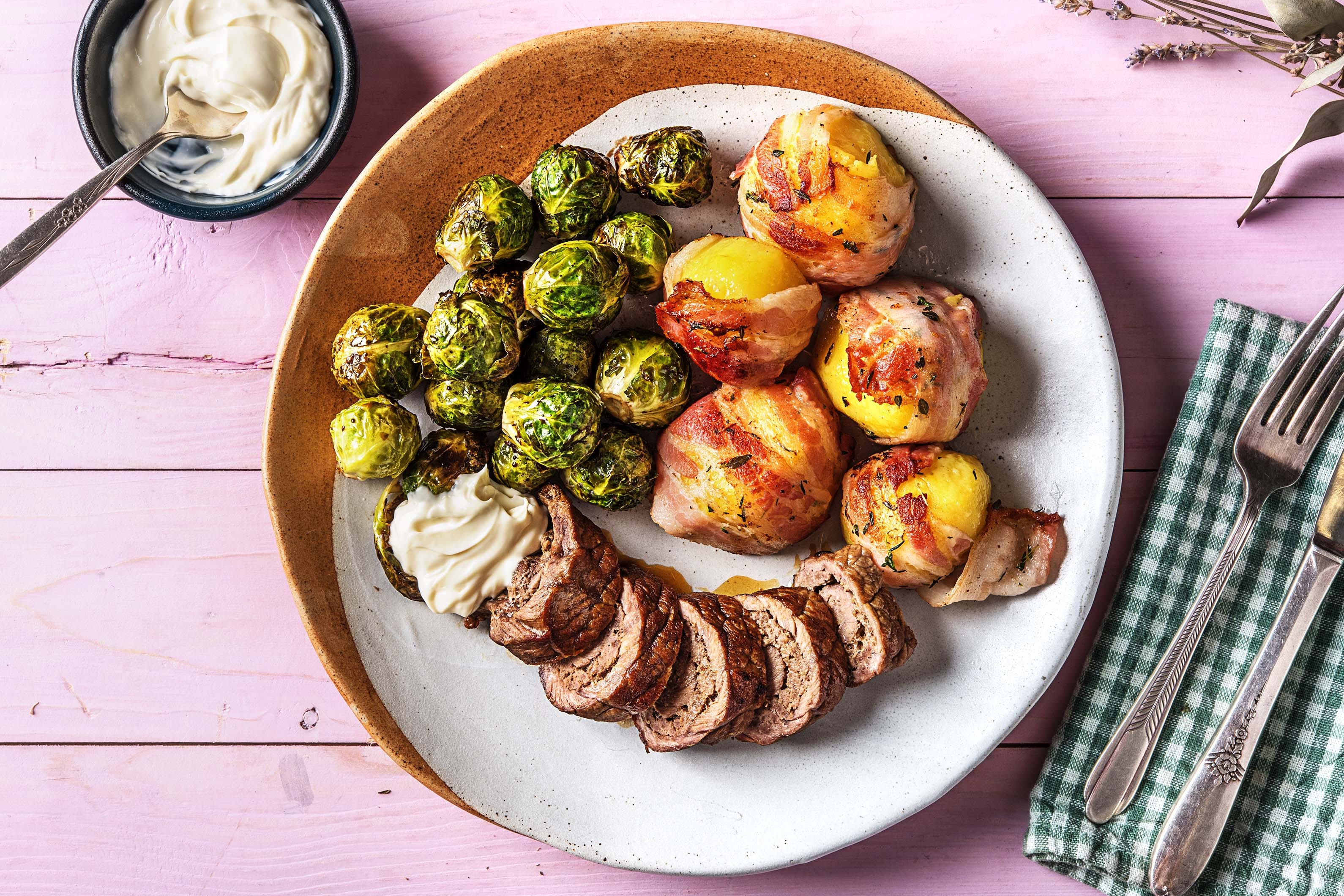 Oiseau sans tête et des pommes de terre au lard