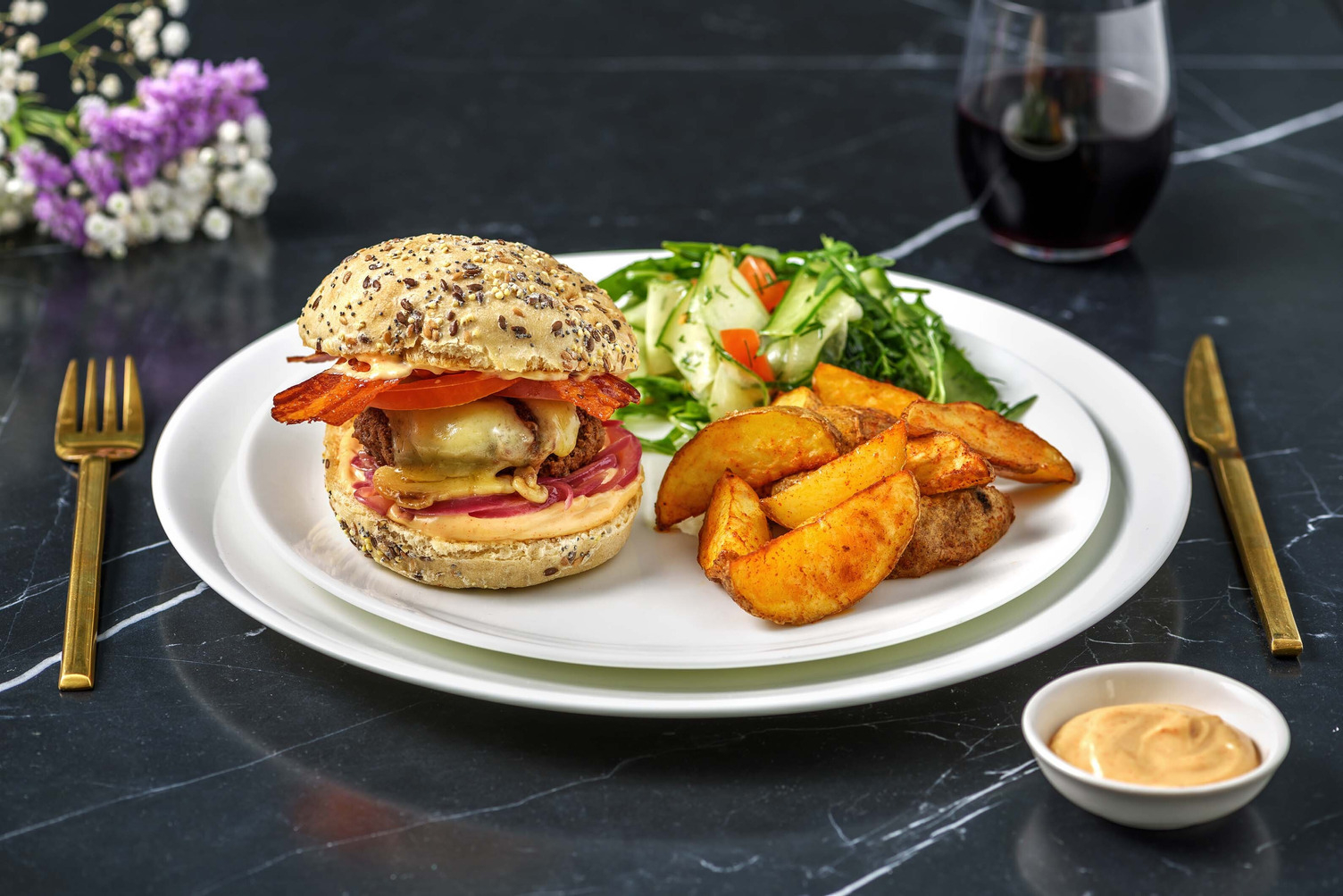 Rundvleesburger met gebakken ui, spek en comté