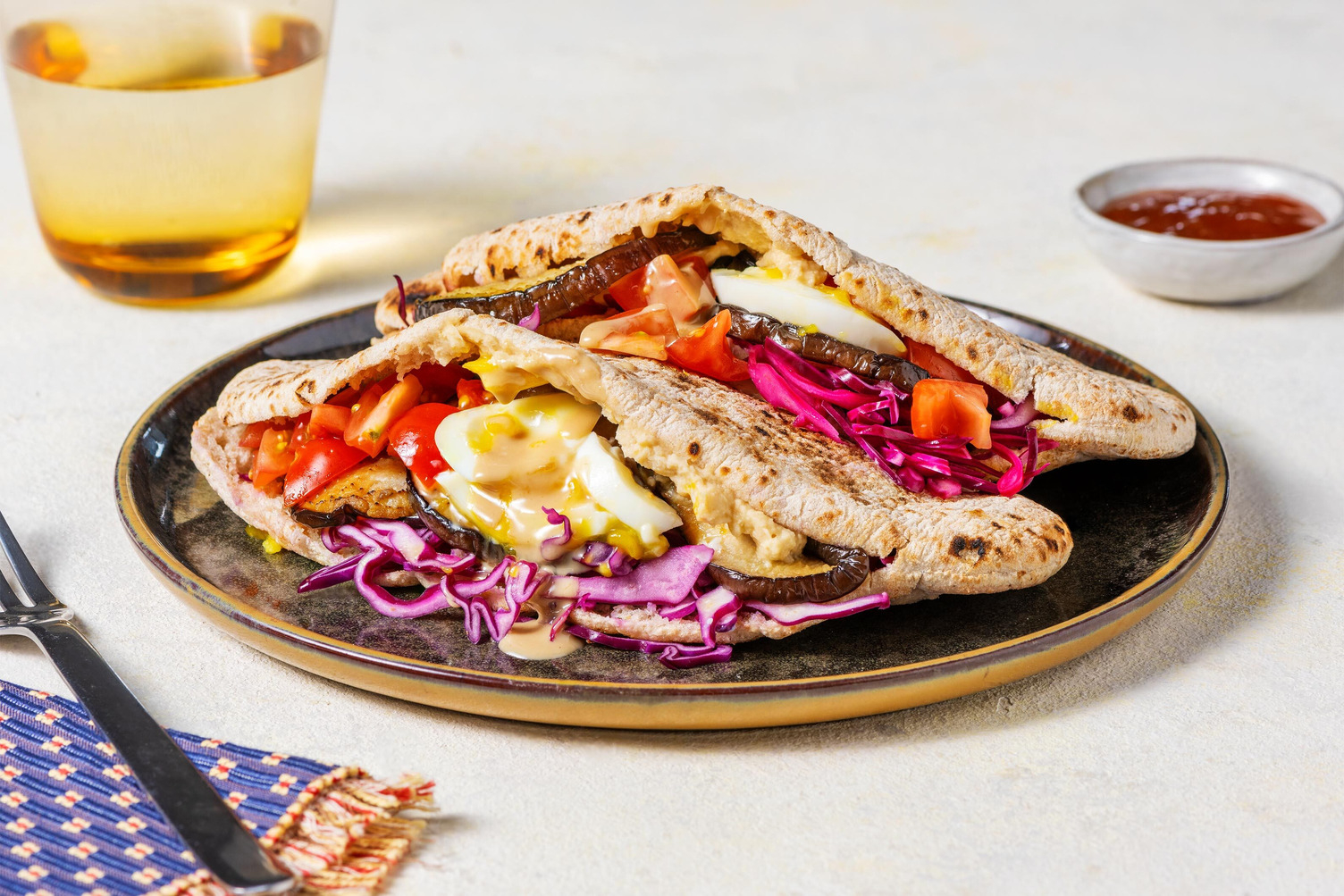Sabich met gegrilde aubergine, ei en hummus