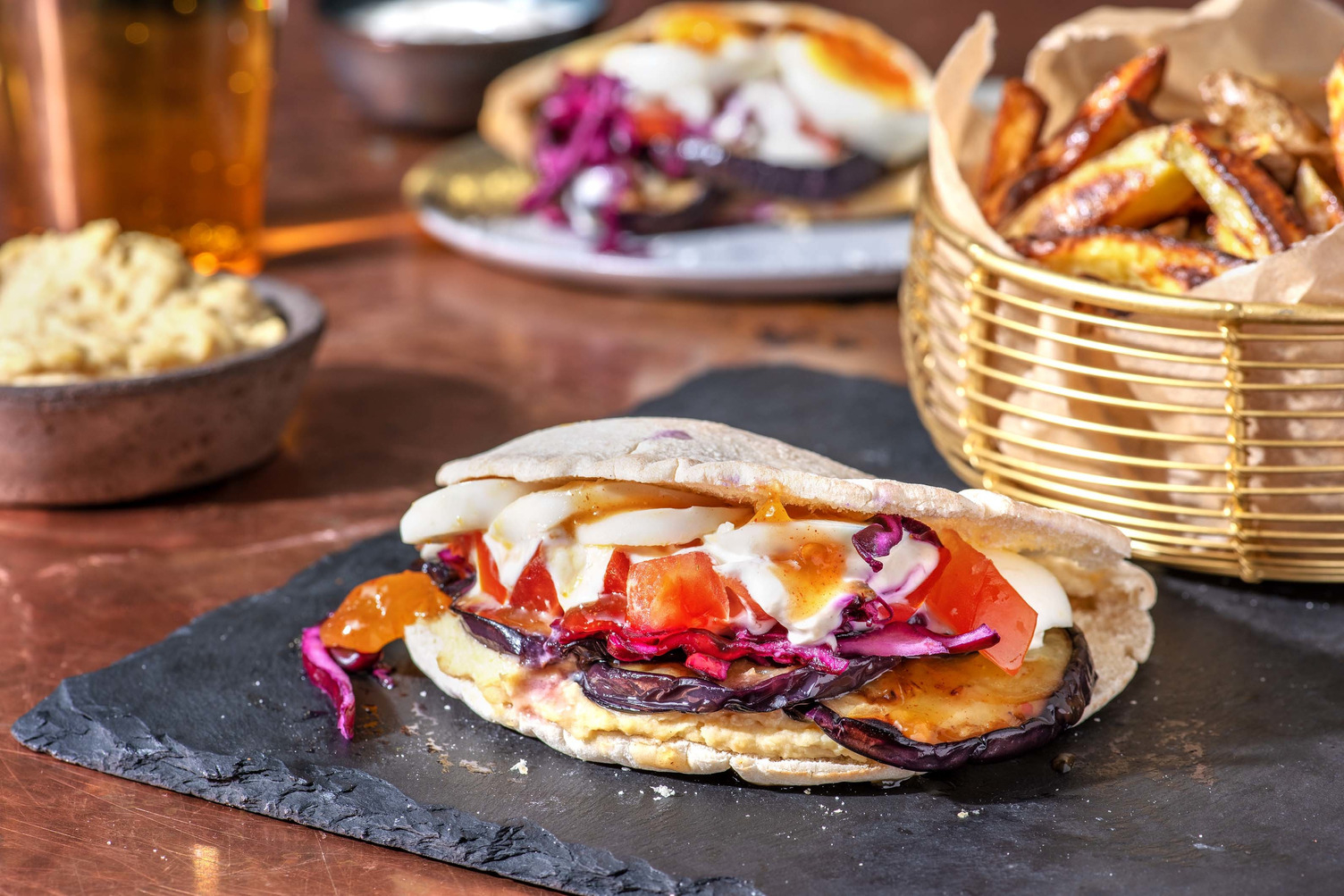 Sabich garni d'aubergine et de chou rouge