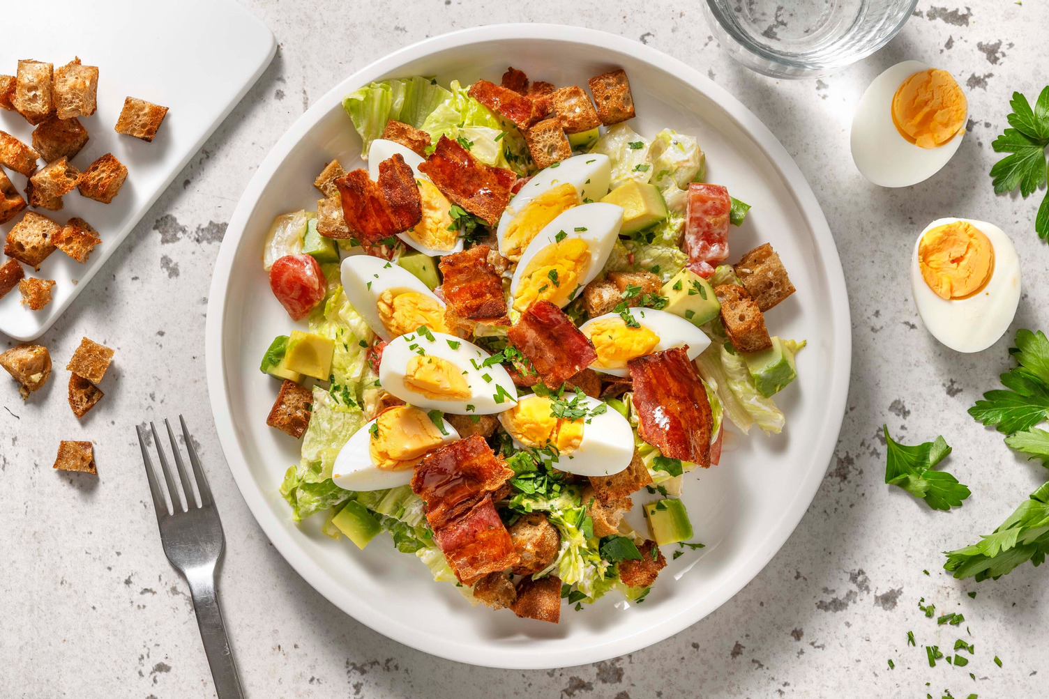 BLT-salade met ei, avocado en yoghurtdressing