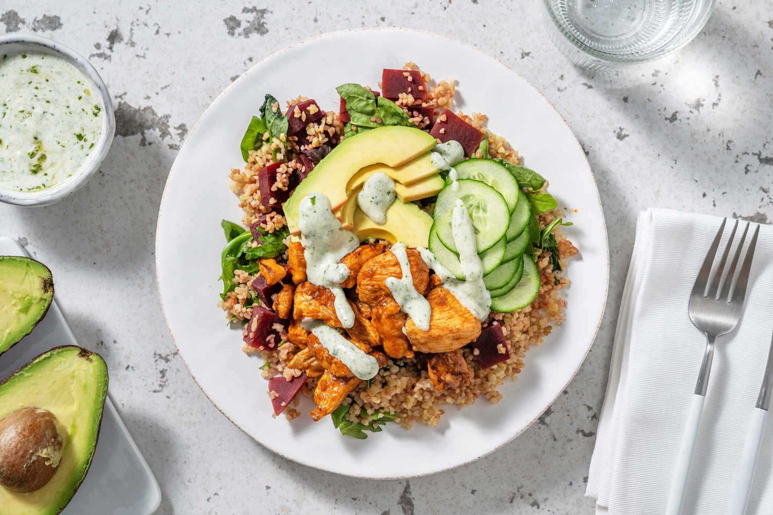 Salade de boulgour au gyros de poulet et à l’avocat