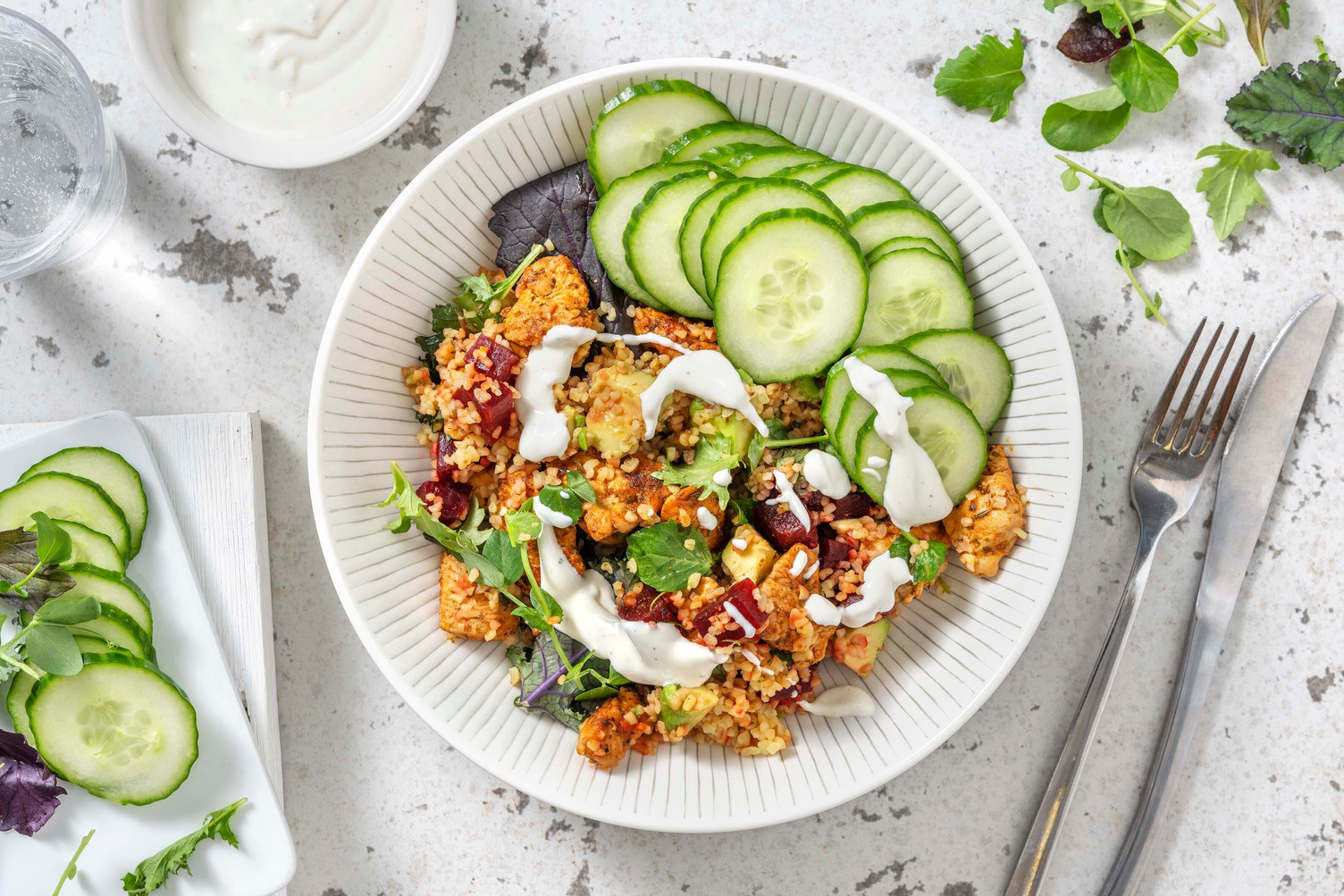 Bulgursalade met kipgyros en avocado