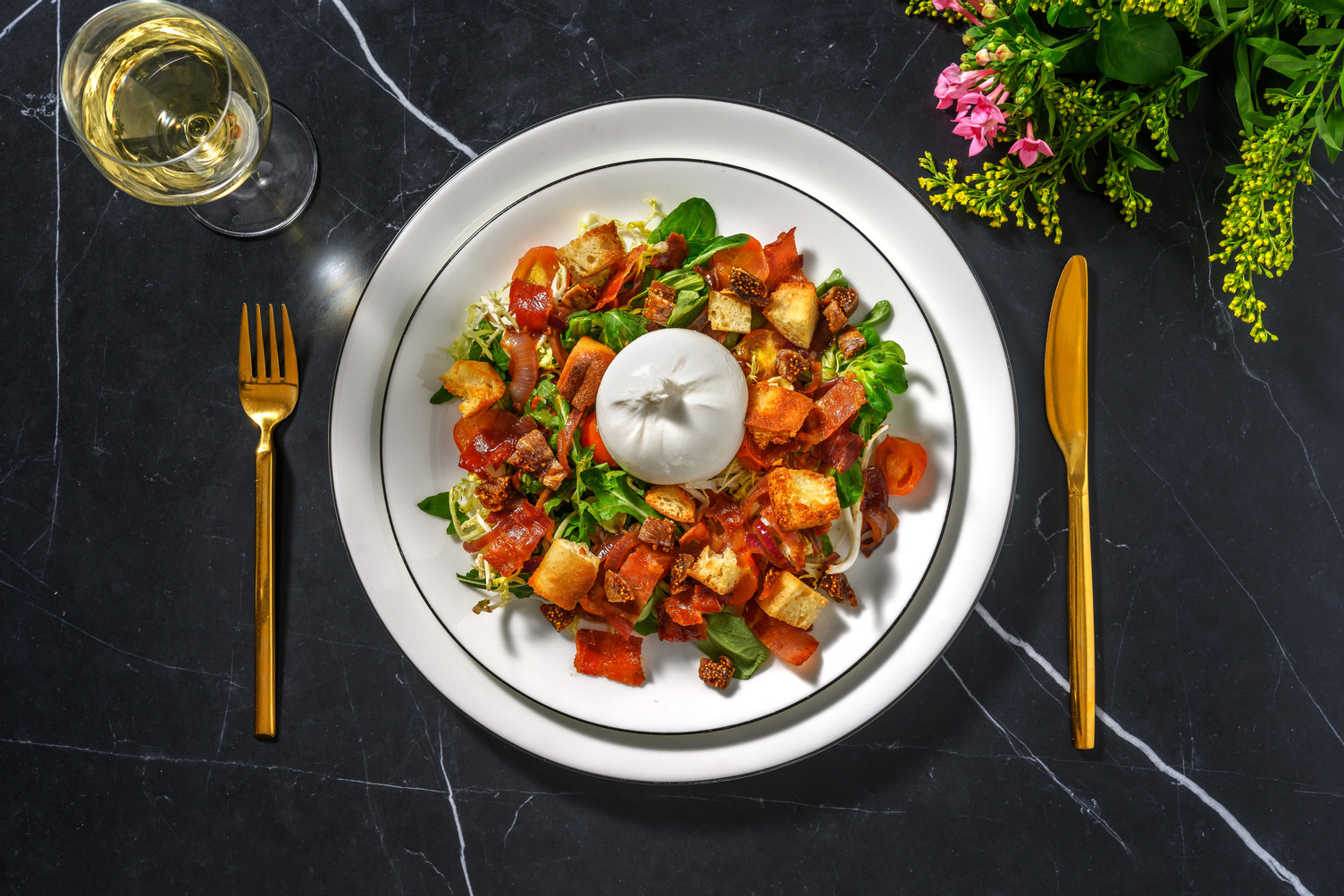 Salade de burrata au lard croquant