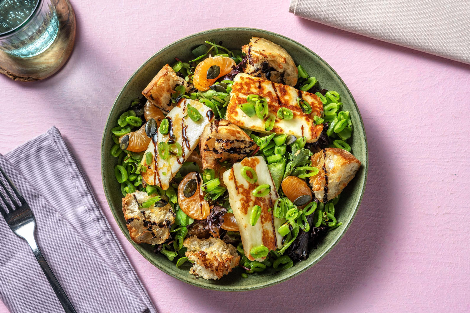Salade de haloumi, de poitrines de poulet, de clémentines et de pois