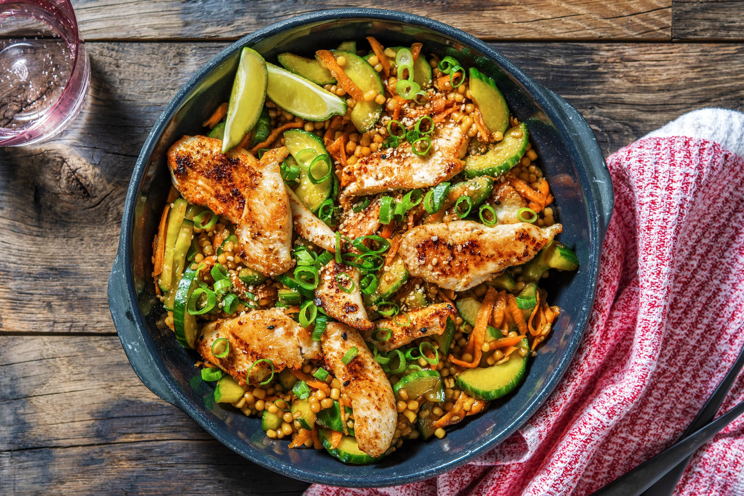 Salade de couscous perlé au poulet et vinaigrette à l'asiatique