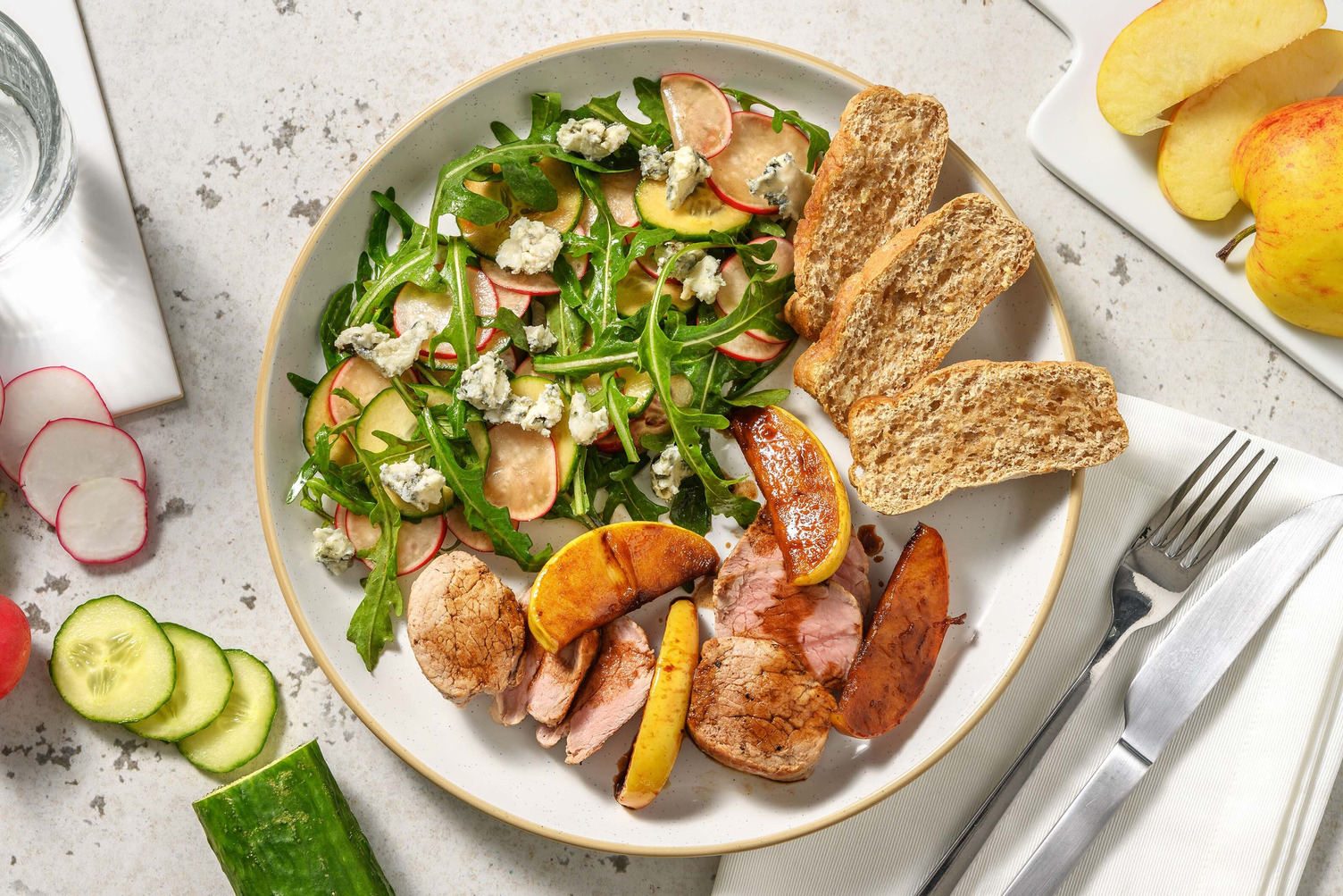 Salade met varkenshaas, gebakken appel en blauwe kaas