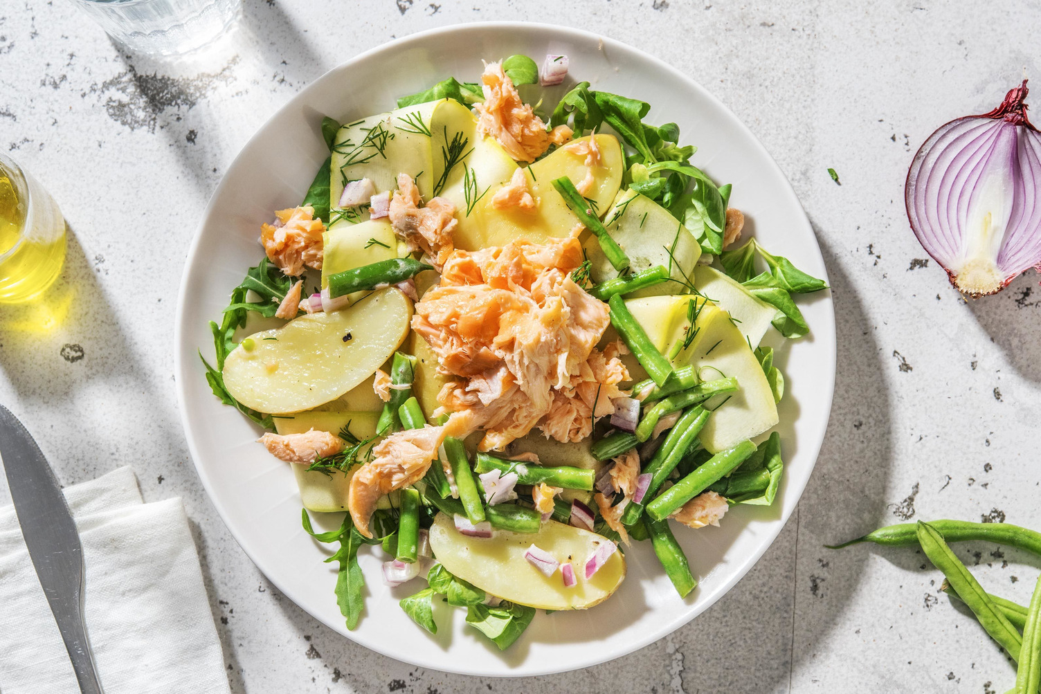 Salade de grenailles tiède aux miettes de saumon et haricots verts