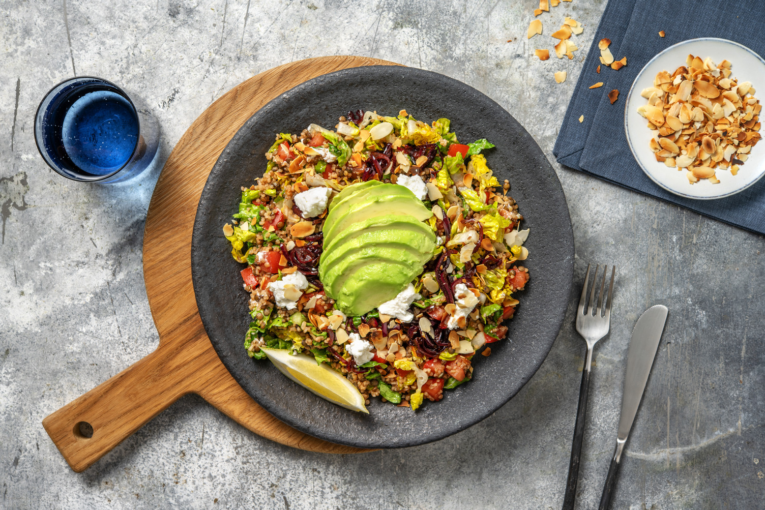 Lauwwarme bulgur-linzensalade met avocado en feta
