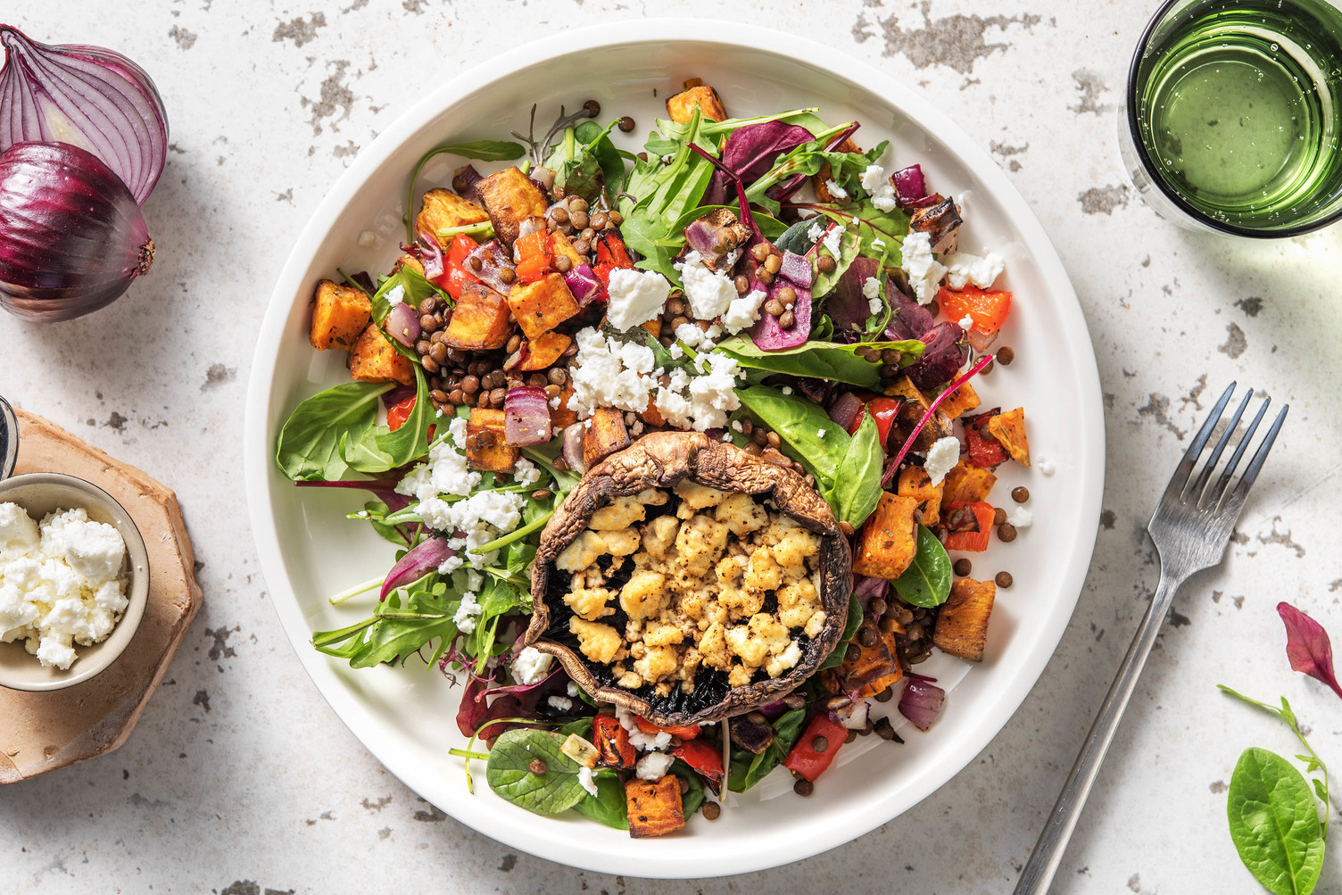 Salade de lentilles chaude au portobello et à la feta