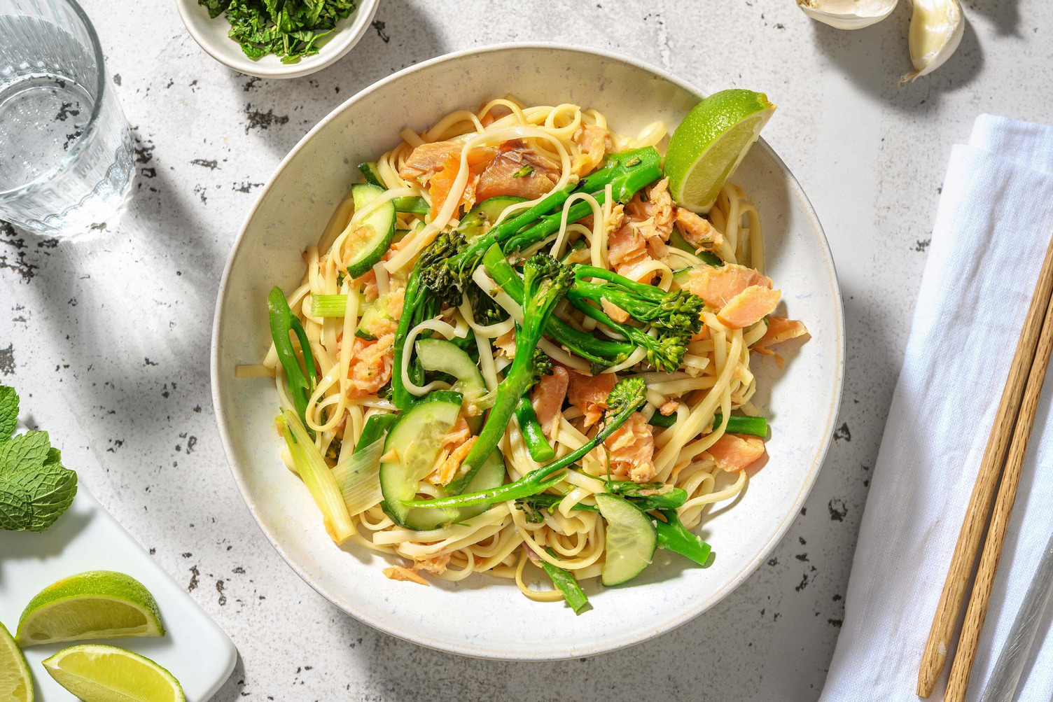 Aziatische noedelsalade met warmgerookte zalm