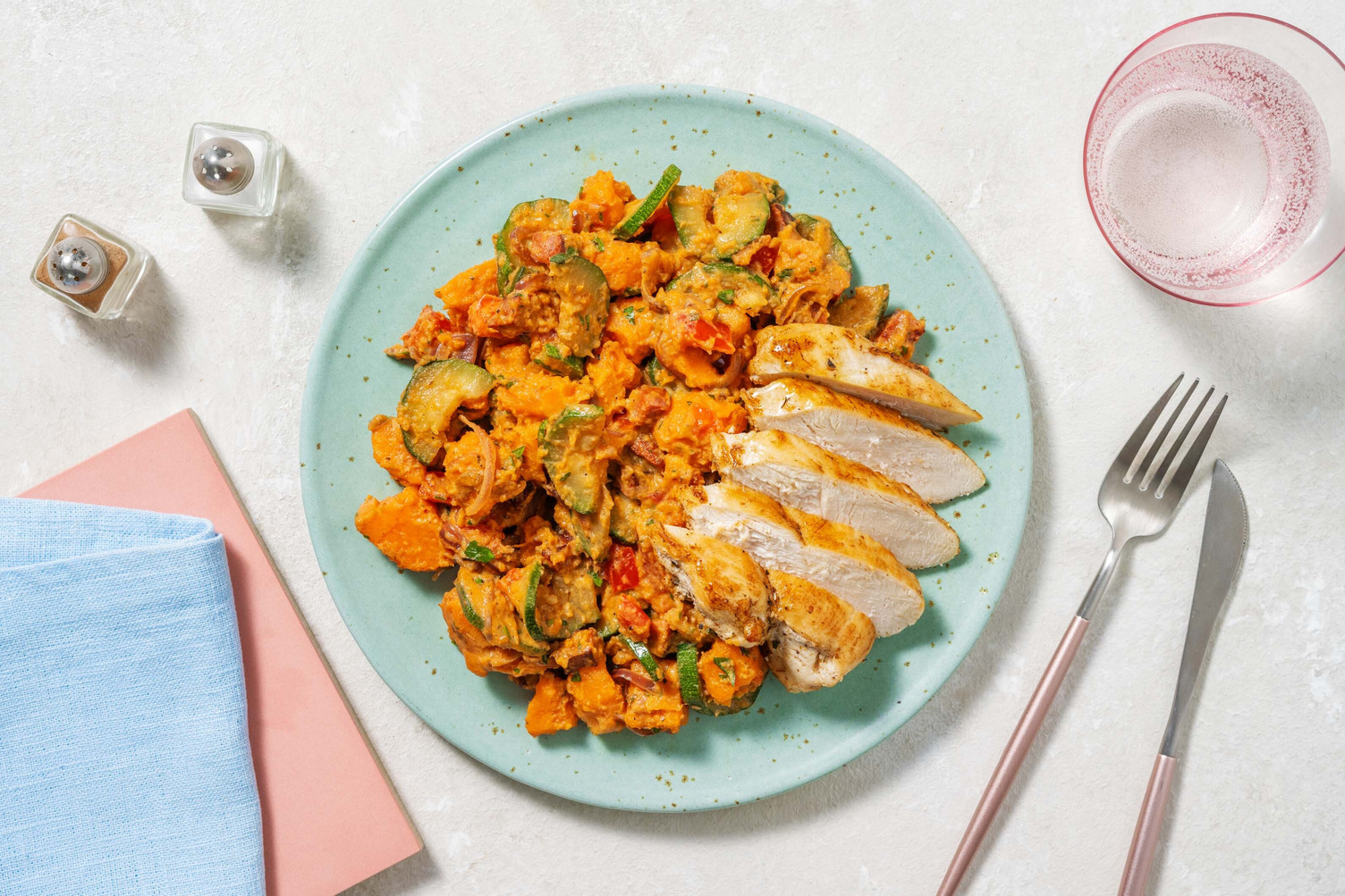 Salade de patate douce et filet de poulet à la méditerranéenne