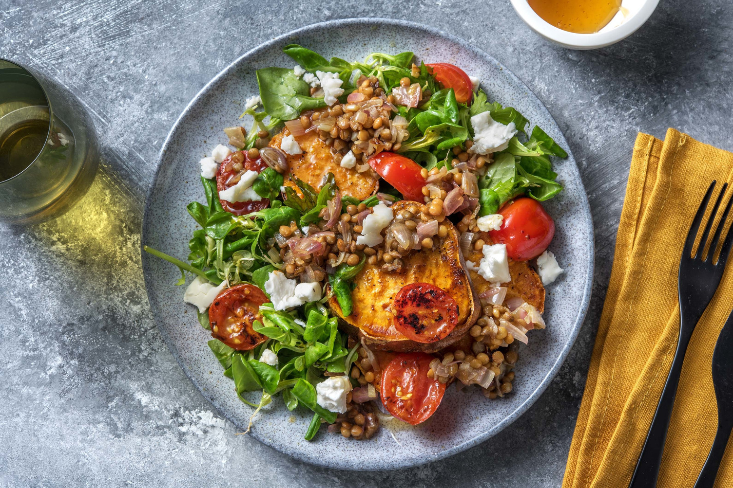 Salade met zoete aardappel en geitenkaas