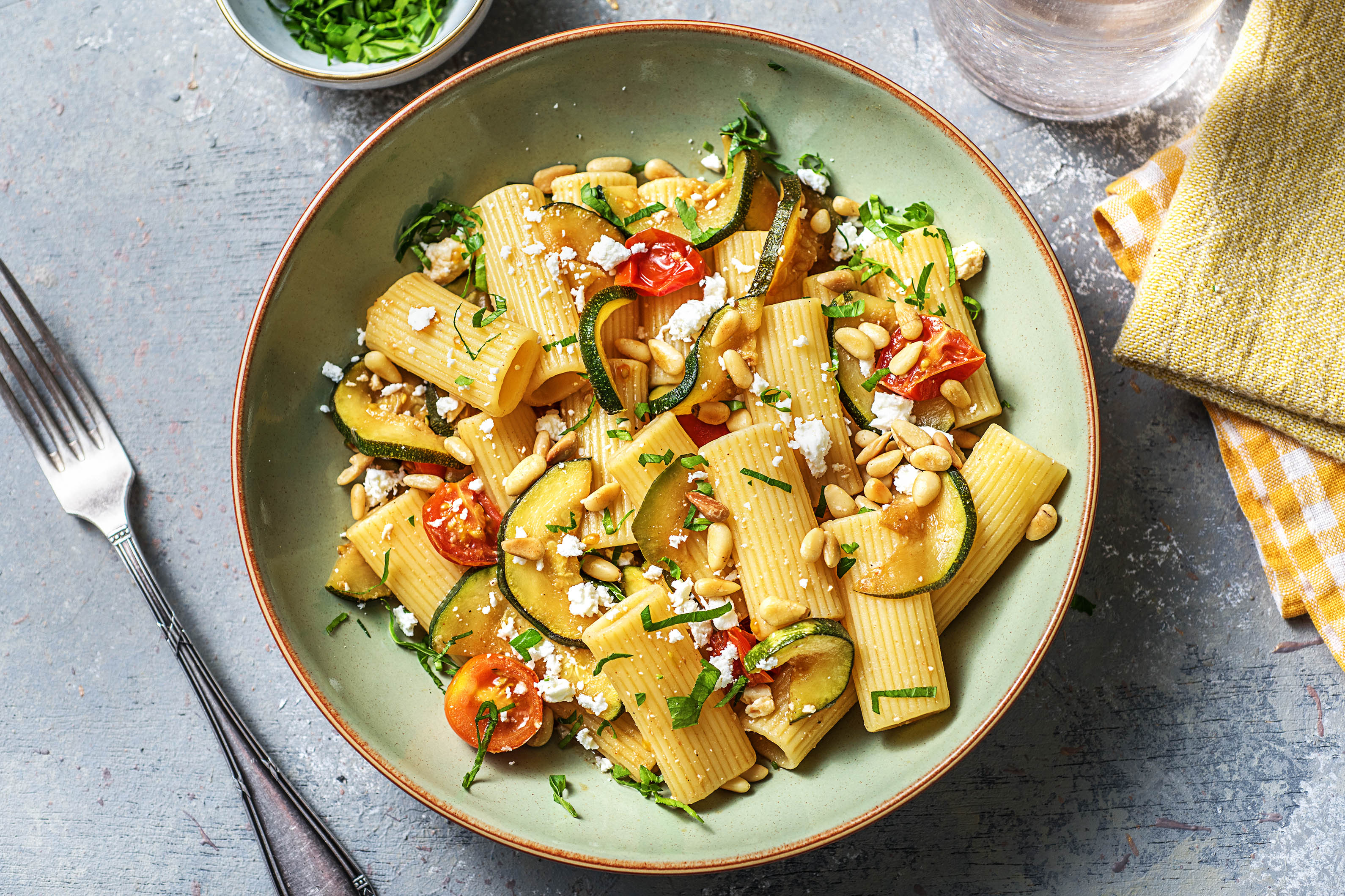 Salade de rigatoni à la courgette et aux tomates cerises