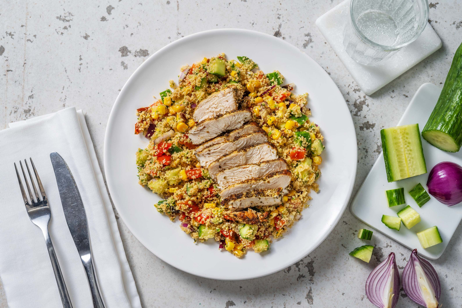 Lauwe couscoussalade met mediterraanse kipfilet