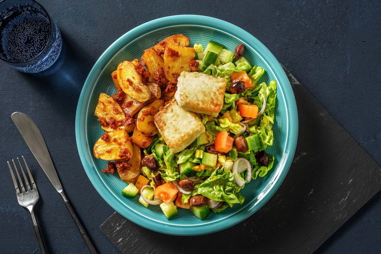 Griekse salade met gebakken feta