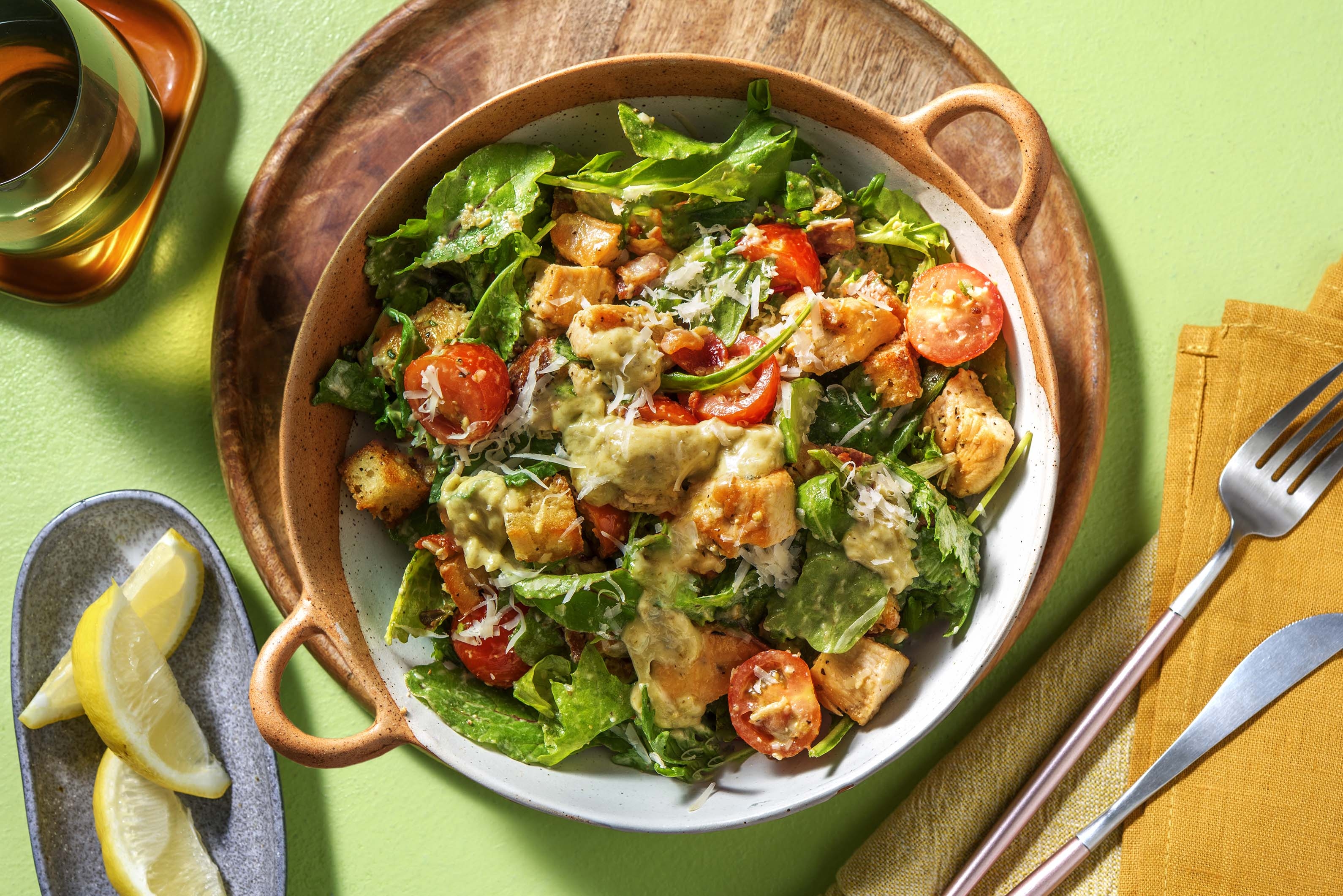 Salade met gegrilde kip en caesar-style dressing