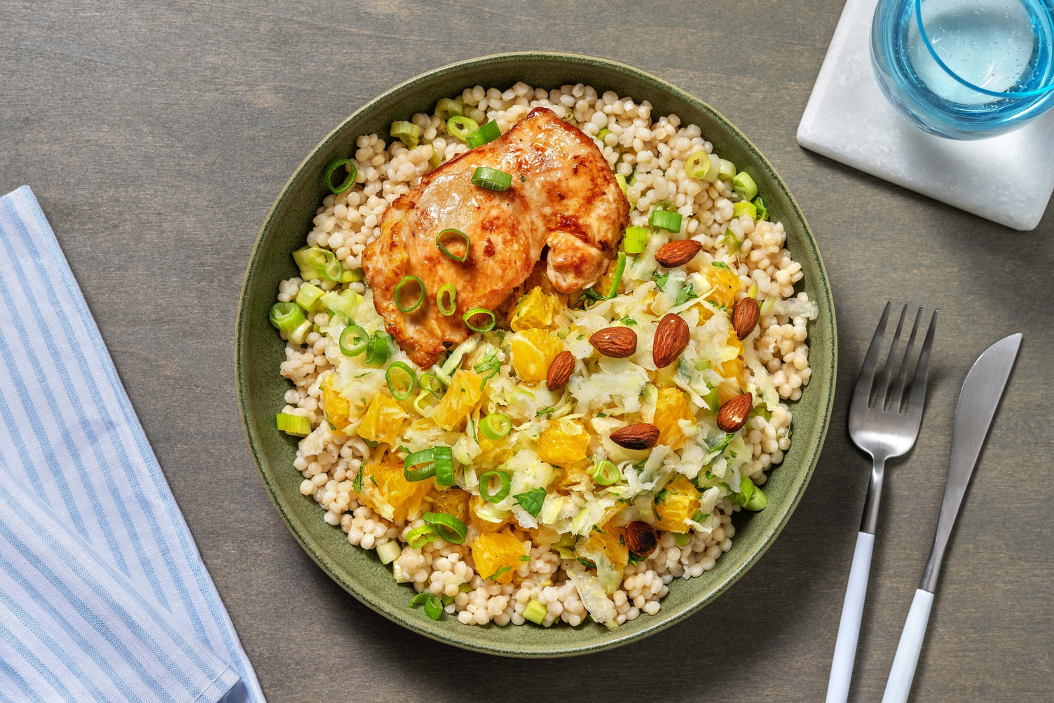 Lauwwarme koolrabi salade met kippendij