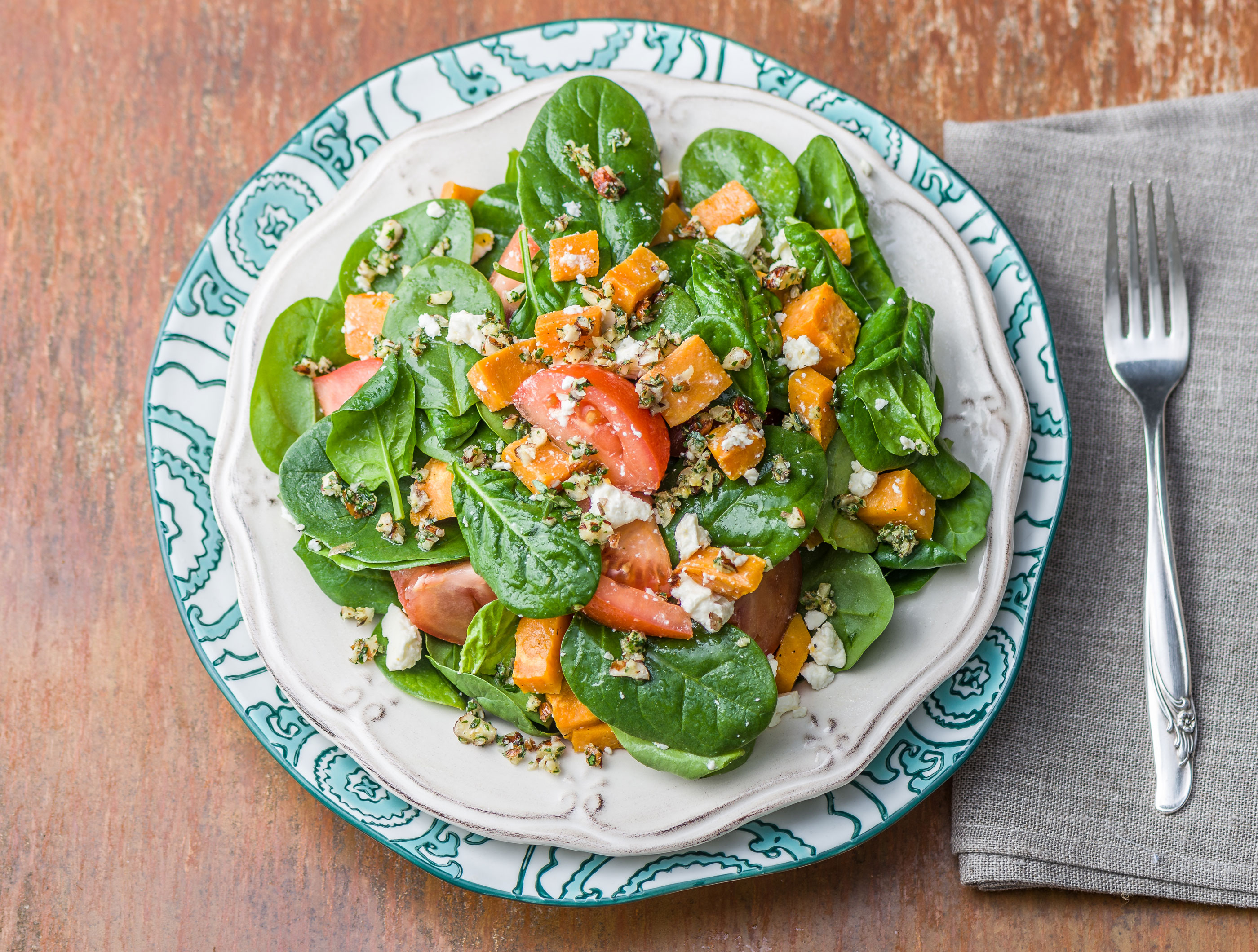 Salade van spinazie en bataat met hazelnoot-dukkah en feta
