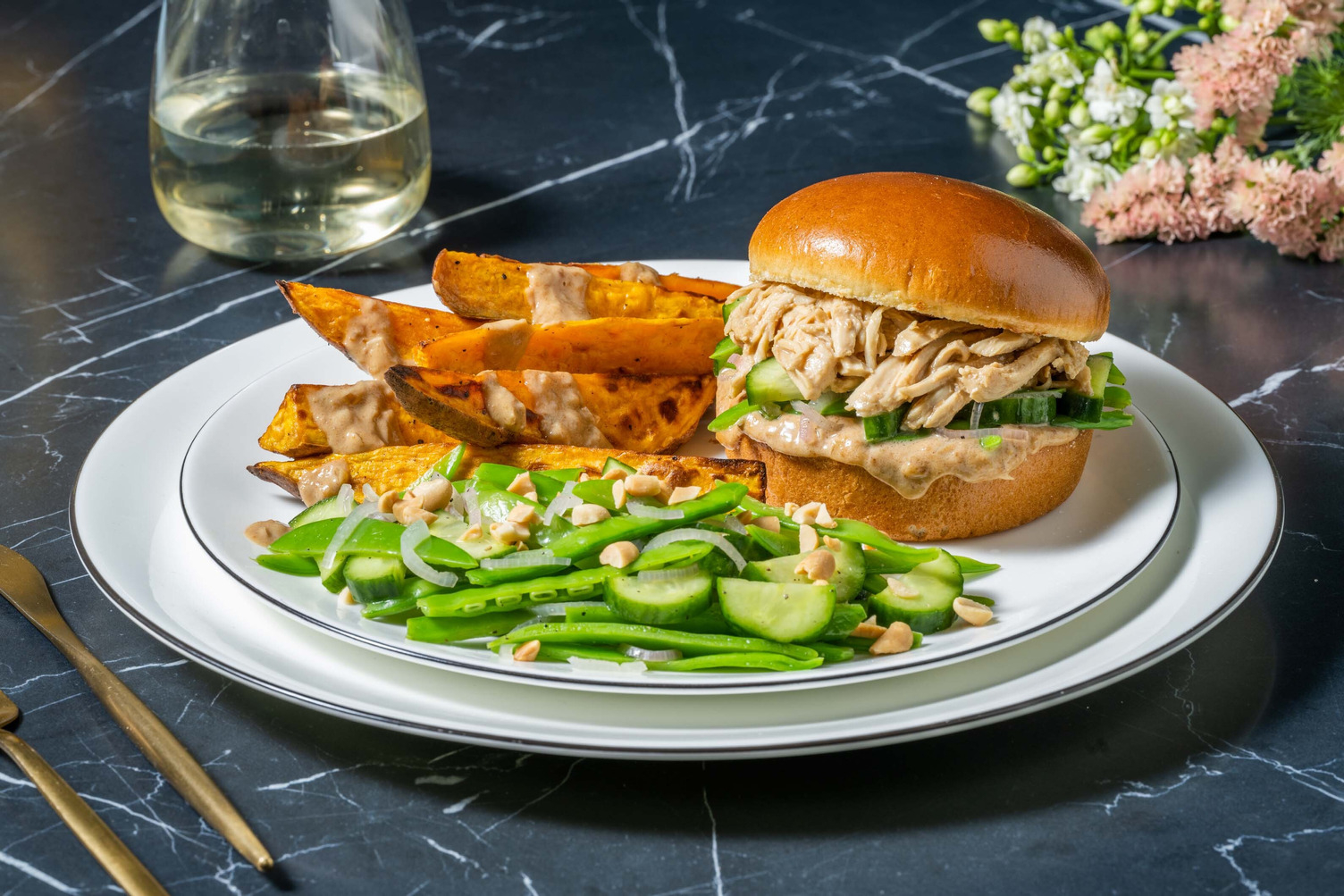 Satay Pulled Chicken Burger mit Kaiserschoten