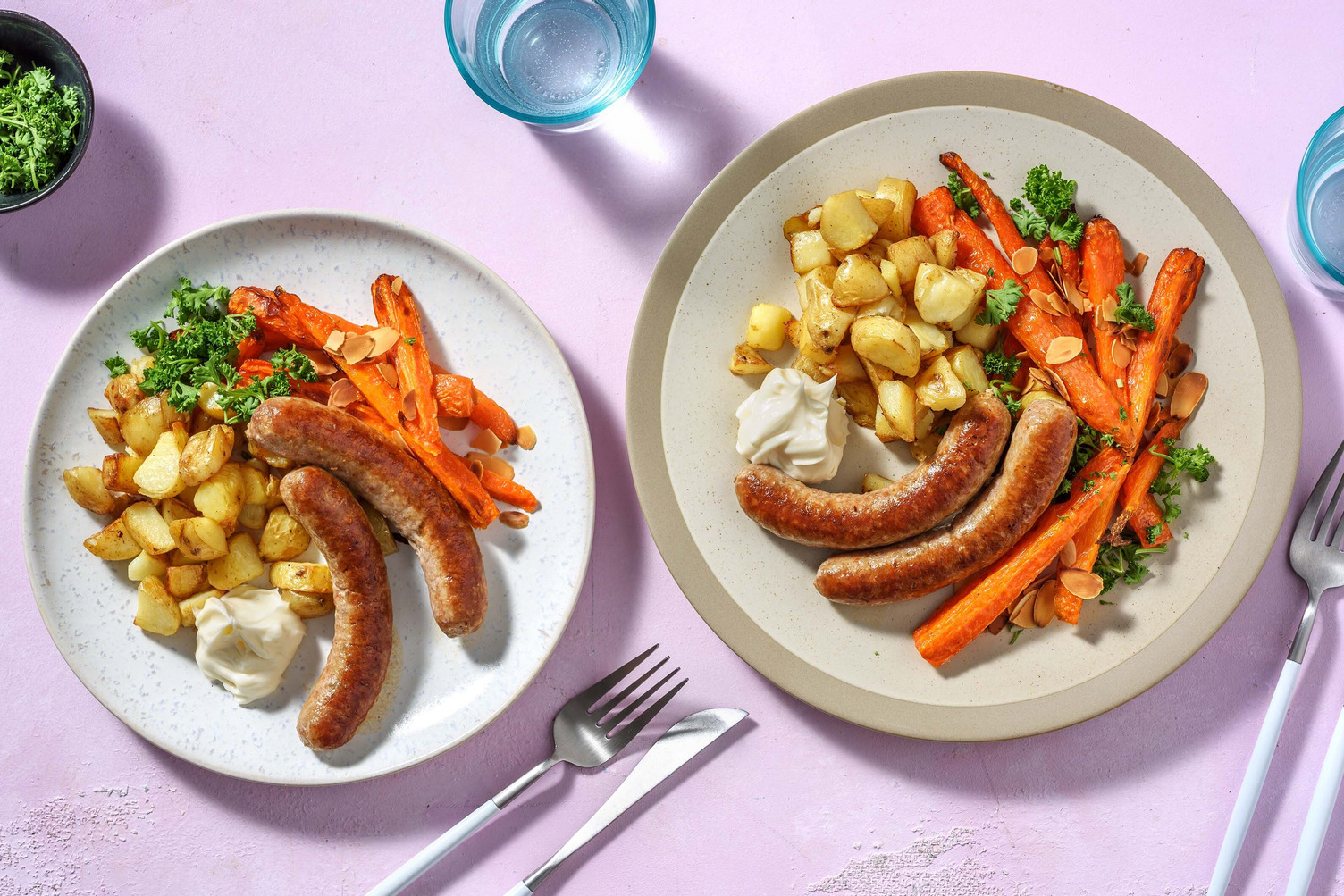 Saucisse de porc au sel marin et poivre noir et pommes de terre sautées