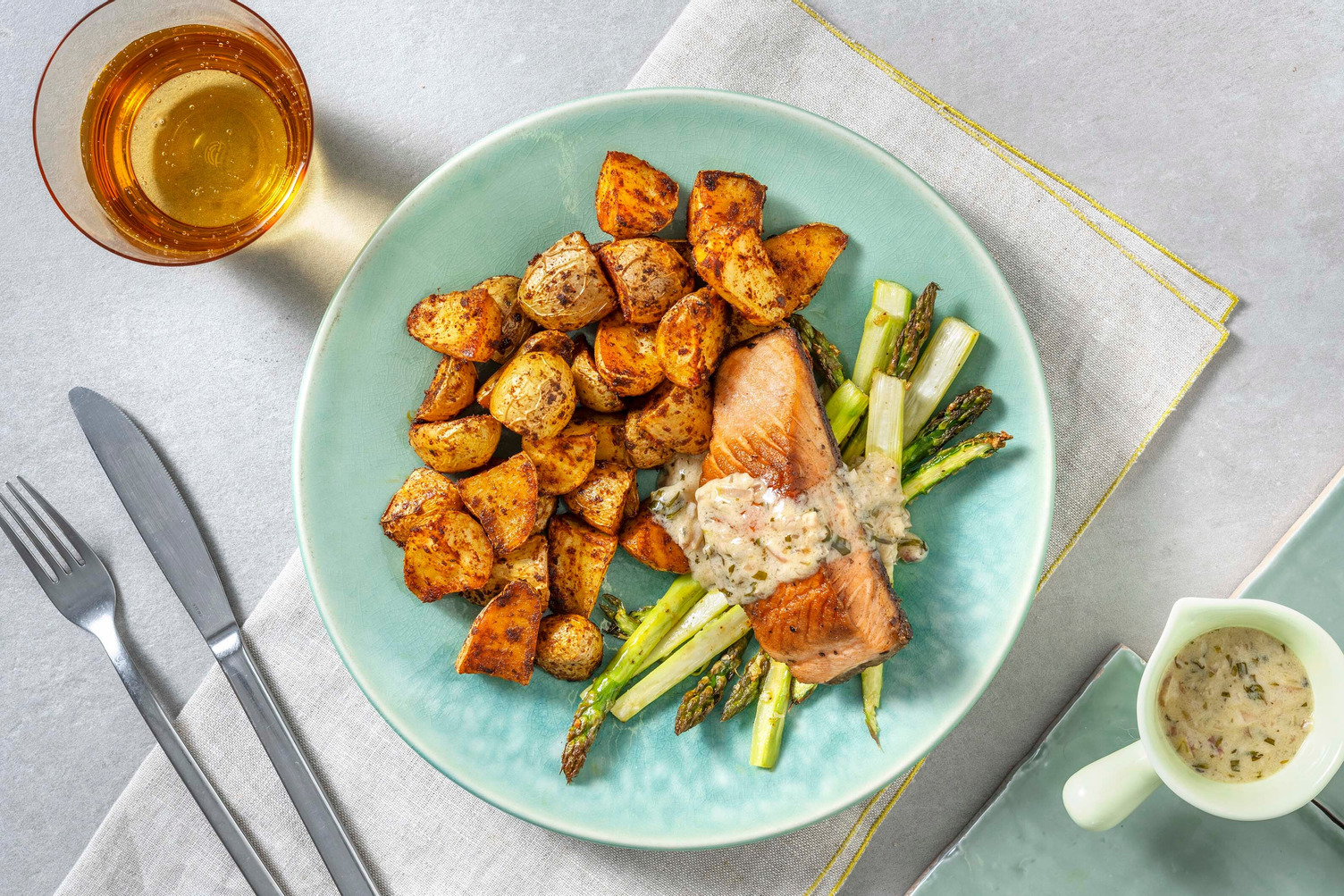 Zalm met dragonsaus en groene asperges