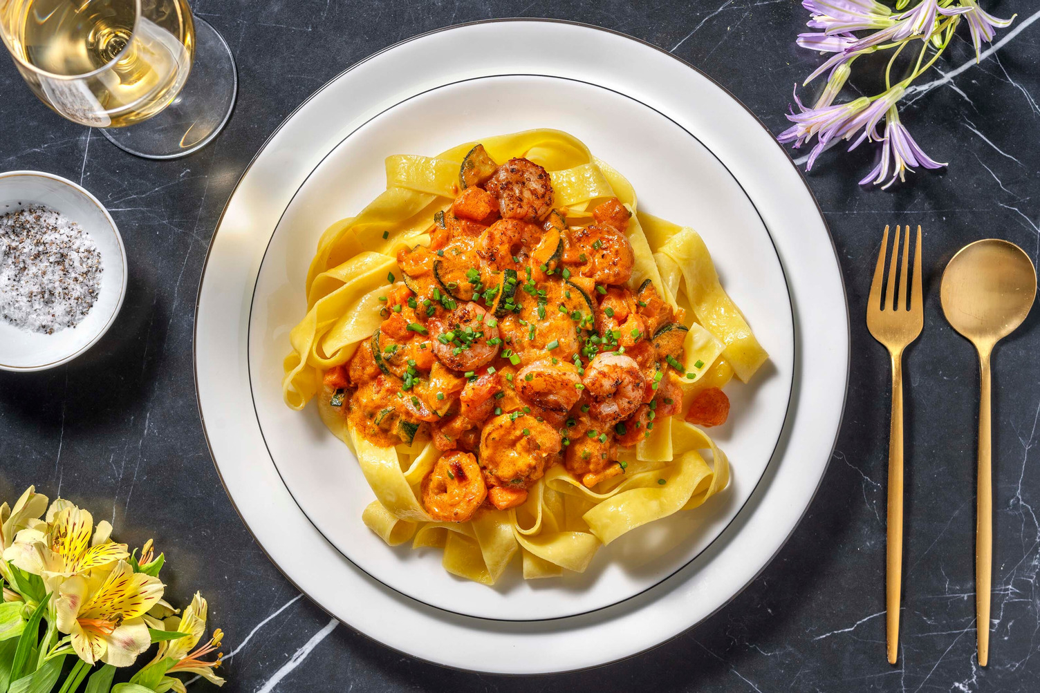 NL: Pittige garnalen in kerrieroomsaus // BE: Klassieke scampi diabolique in currysaus