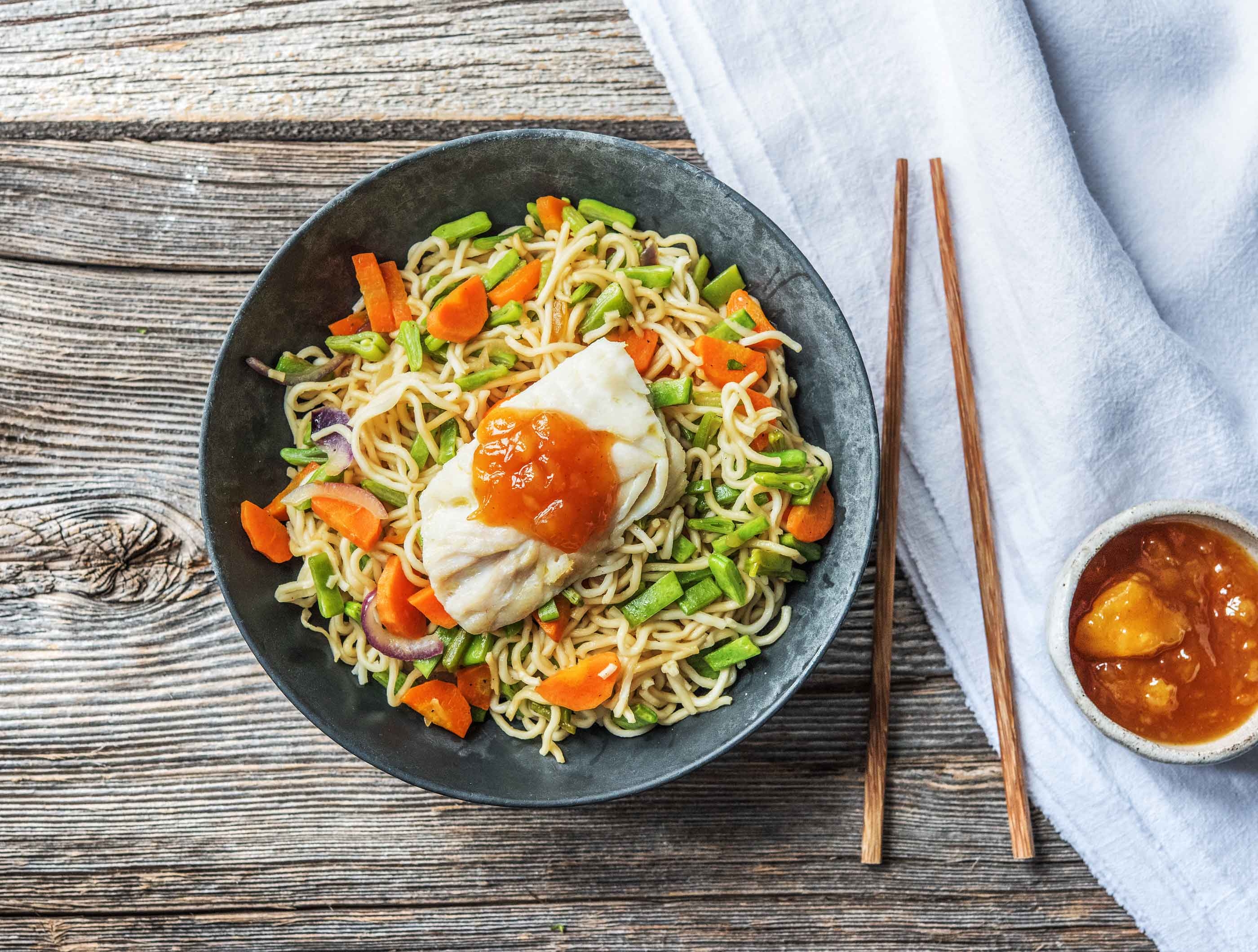 Schelvisfilet met noedels en zoete mangochutney