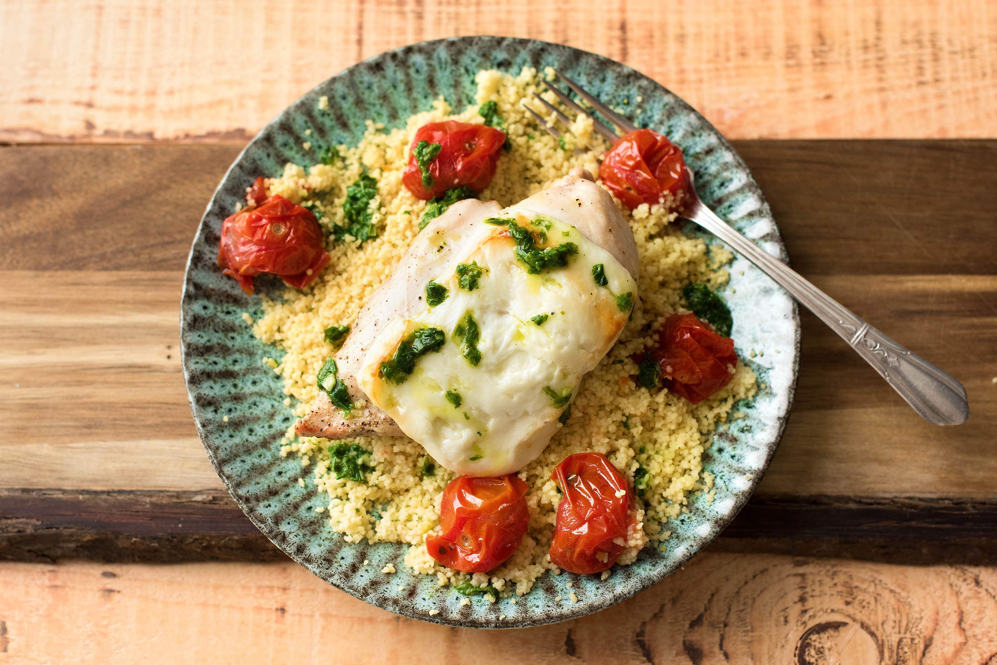 Schnelle Ofen-Poulet-Brust mit Halloumi auf Couscous
