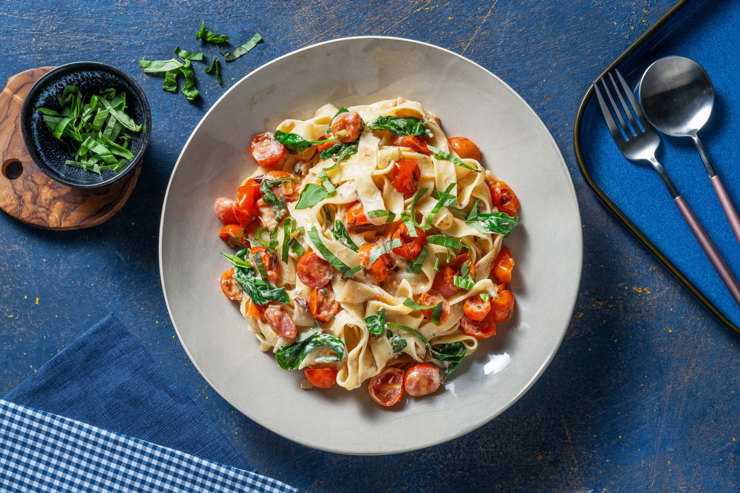 Schnelle Fettuccine mit Ricotta-Nuss-Pesto