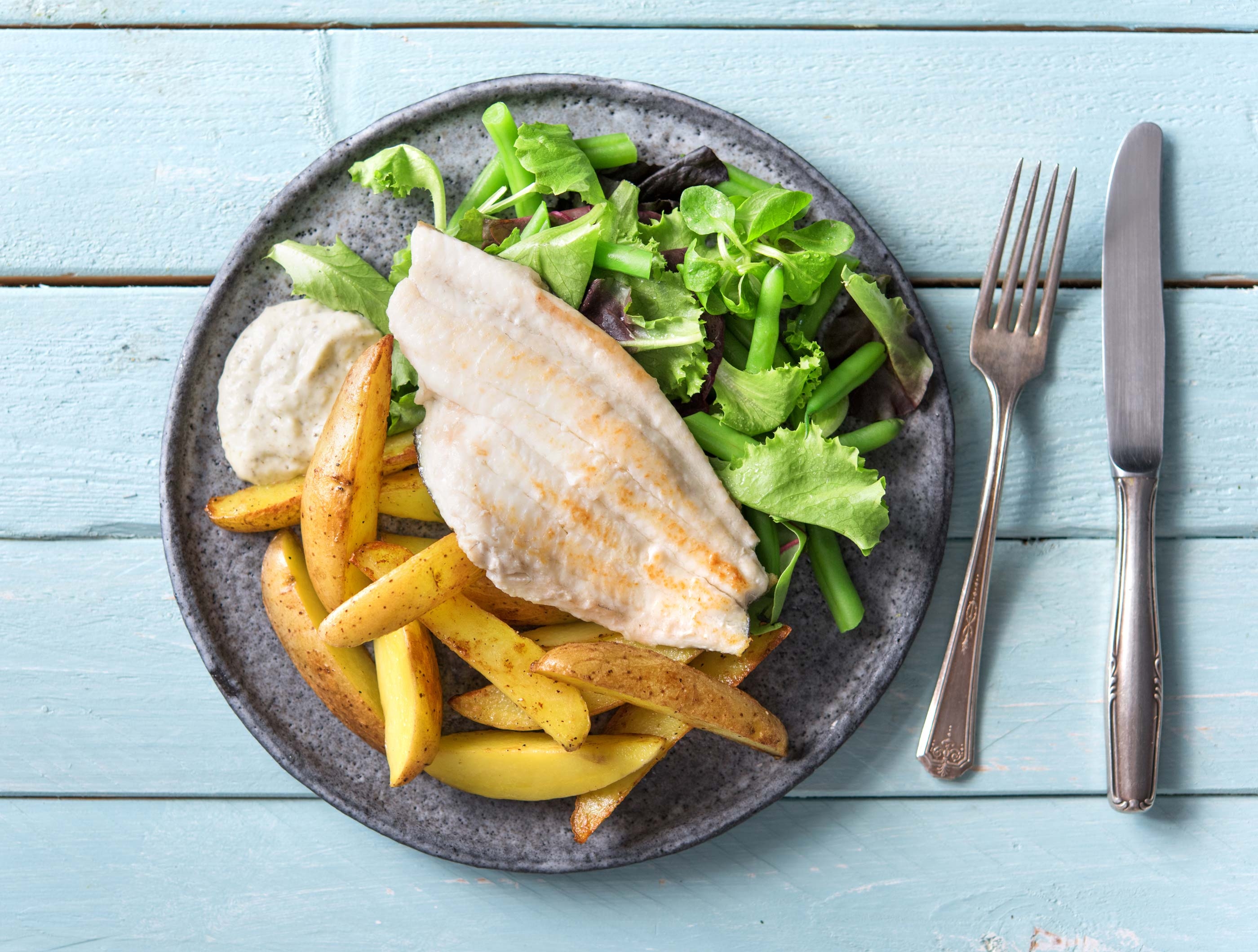 Scholfilet met ravigottesaus, ovenaardappelen en salade van sperziebonen