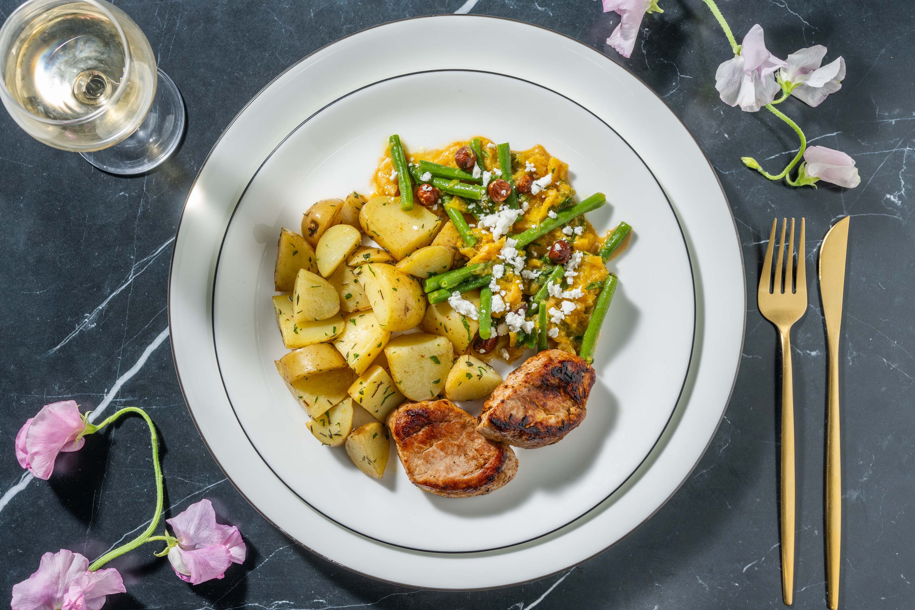 Schweinefiletstücke mit Nektarinen-Ziegenkäse-Salat