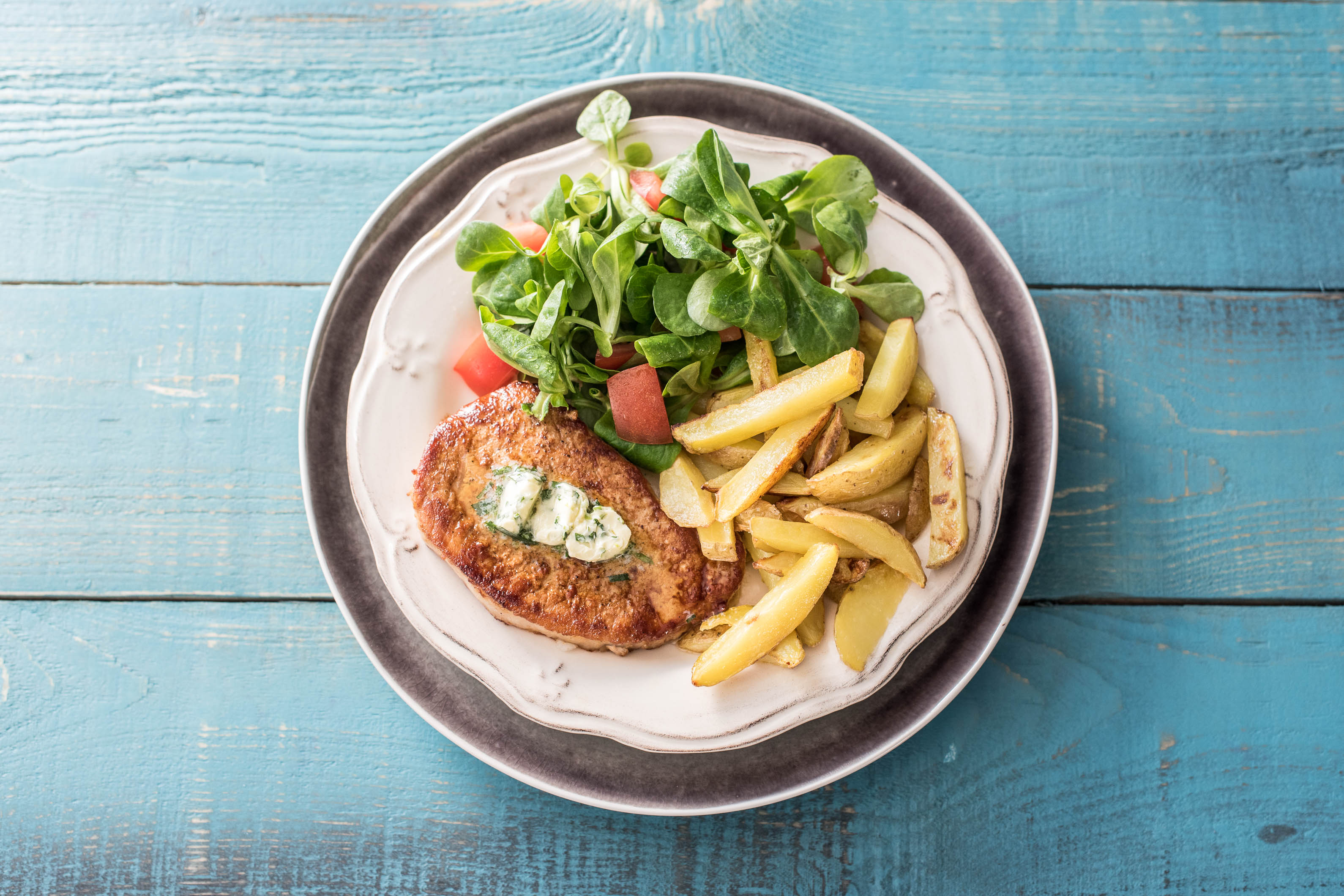 Schweinesteak mit selbstgemachten Pommes
