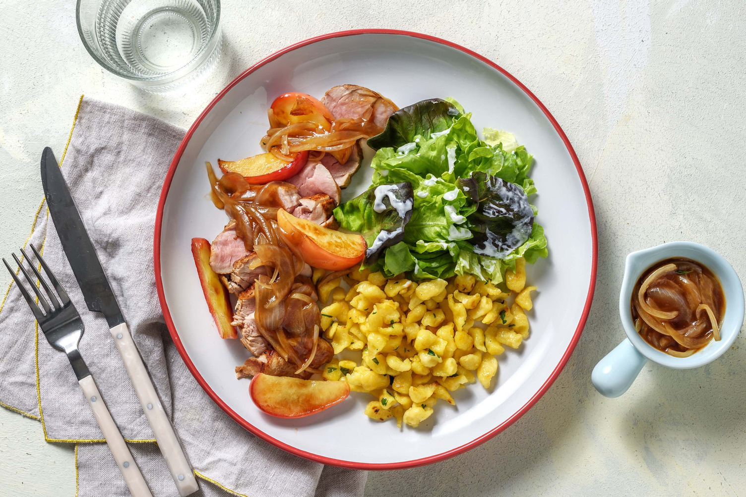 Schweinsnierstück mit Knöpfle und Zwiebelsauce