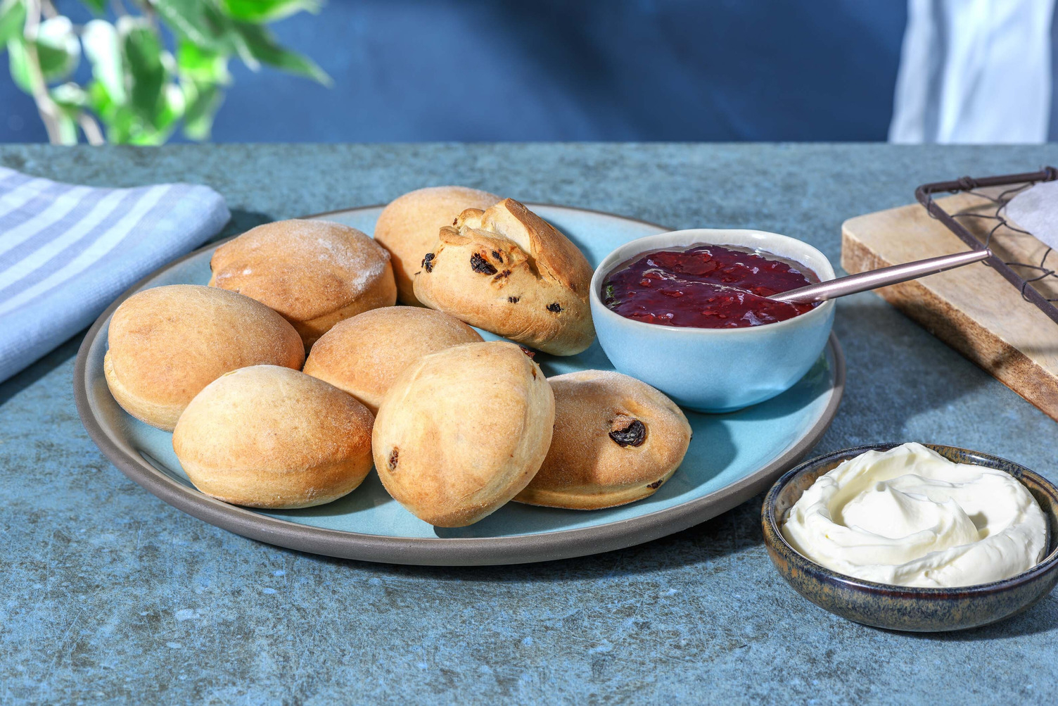 Scones met zelfgemaakte clotted cream en bosbessenjam