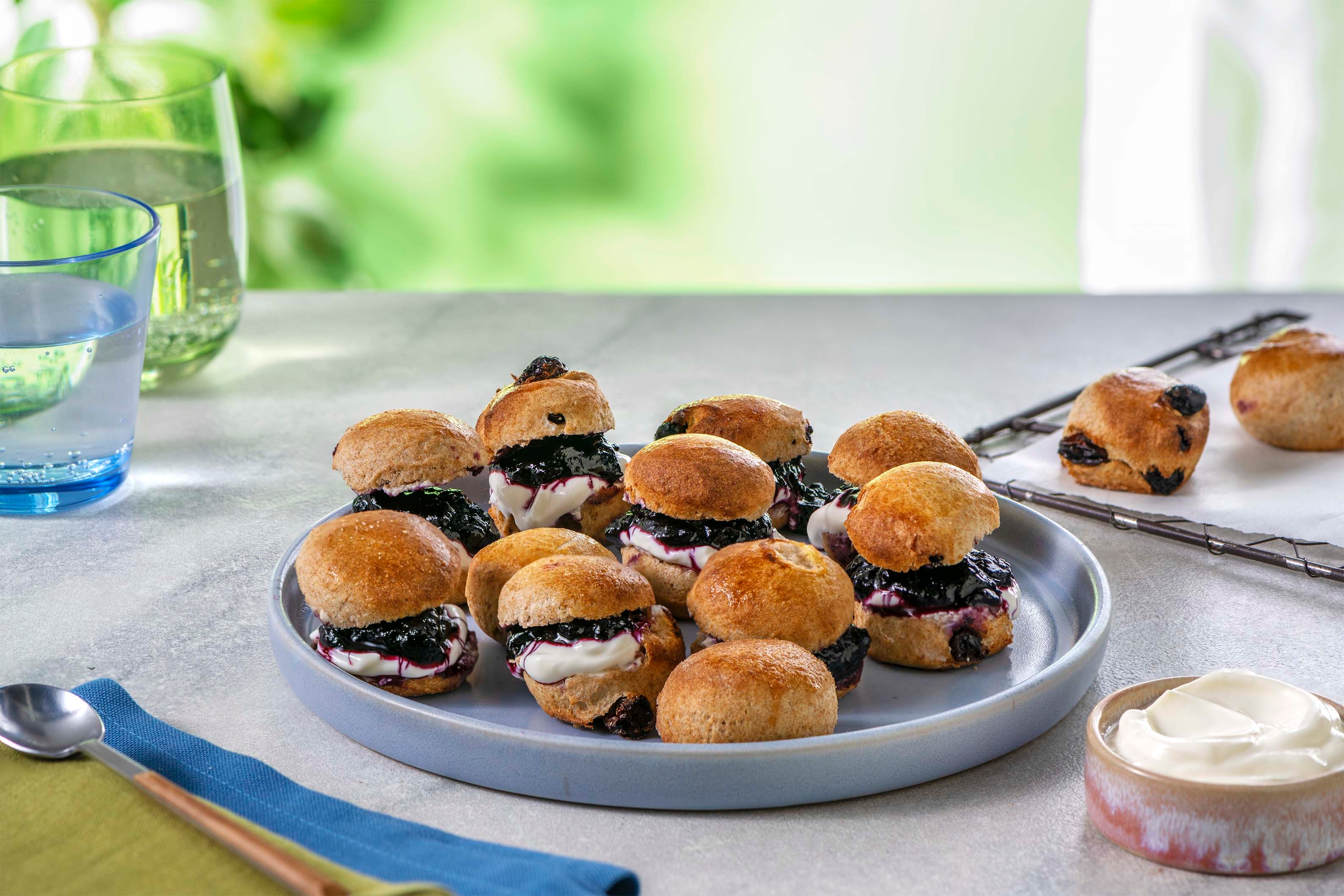 Scones met zelfgemaakte clotted cream en bosbessenjam