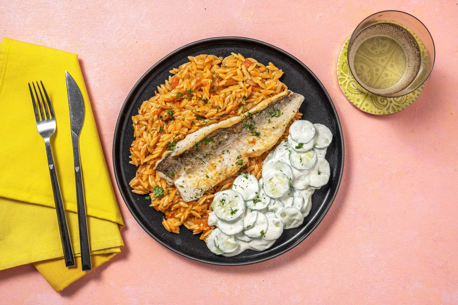 Tomatige Orzonudeln mit doppelt Tilapia
