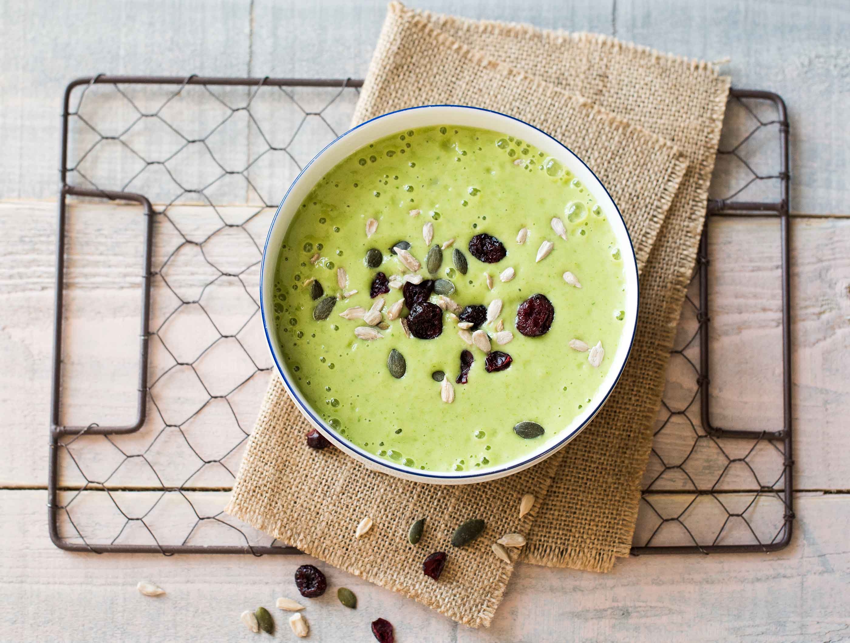 Smoothiebowl van ananas en spinazie met cranberry-pittenmix