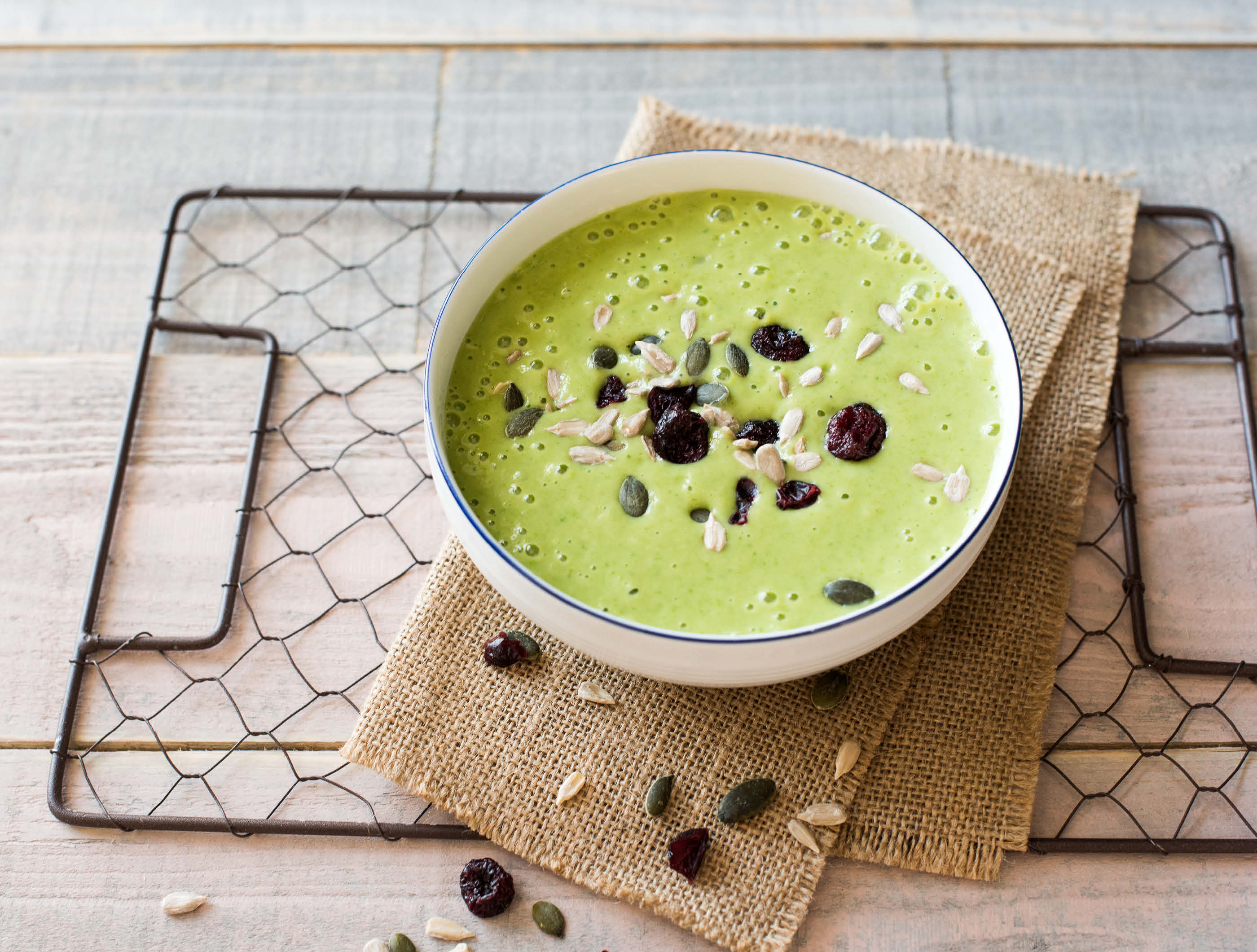 Smoothiebowl van ananas en spinazie met cranberry-pittenmix