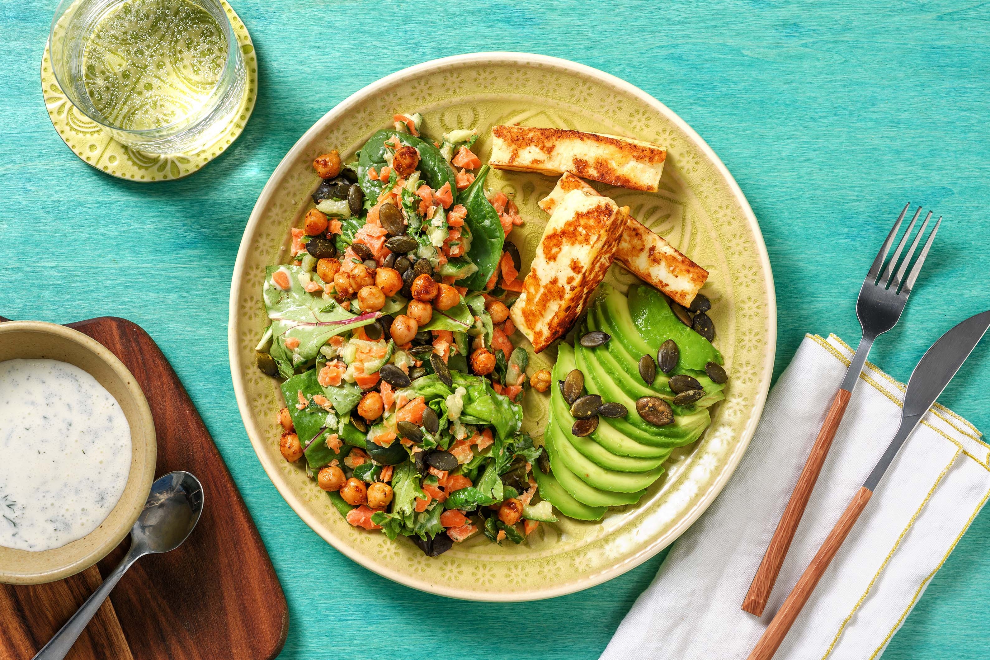 Sommer-Bowl mit Halloumisticks & Röst-Kichererbsen