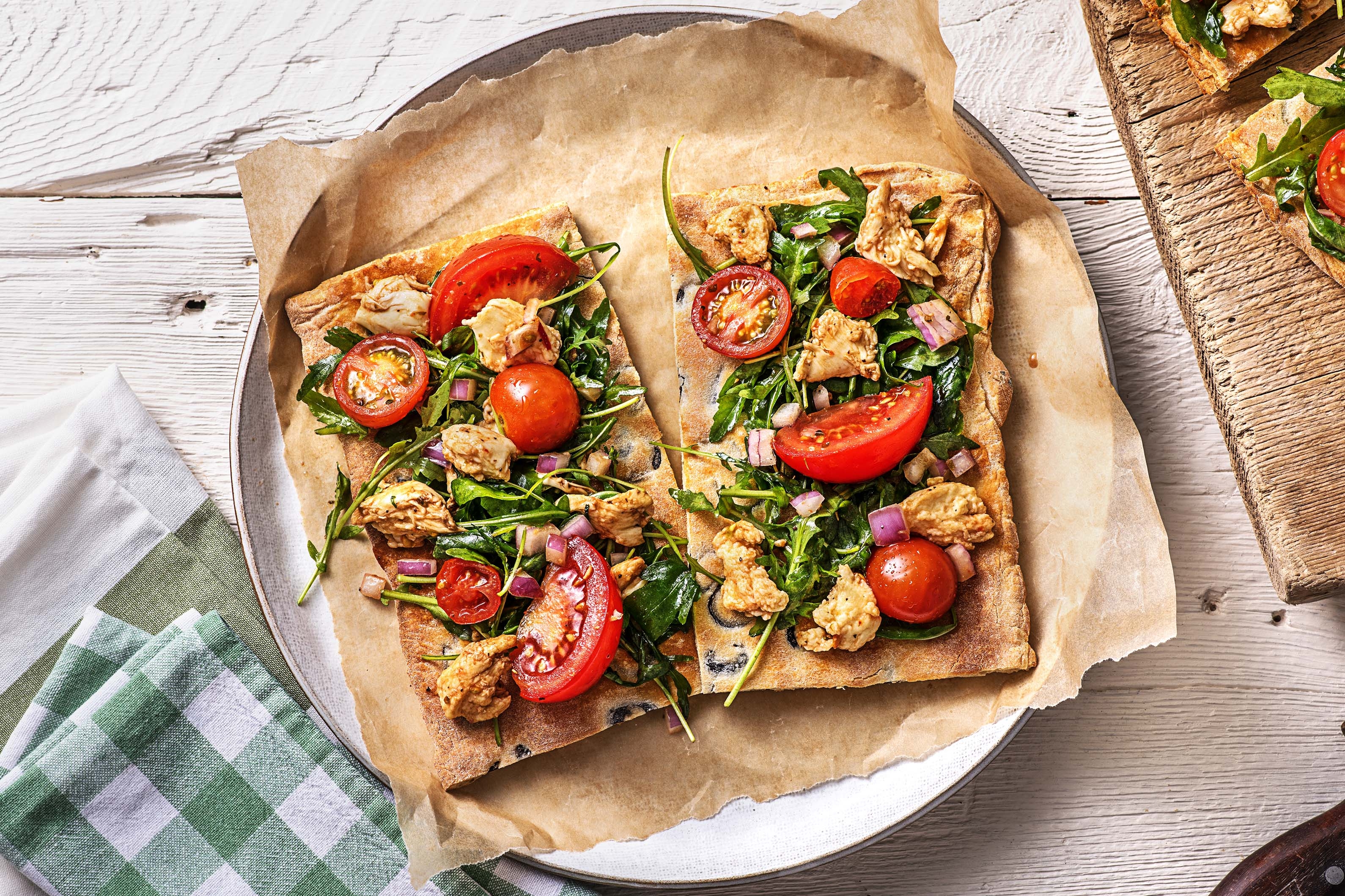 Sommerliche Bruschetta-Pizza mit Oliven