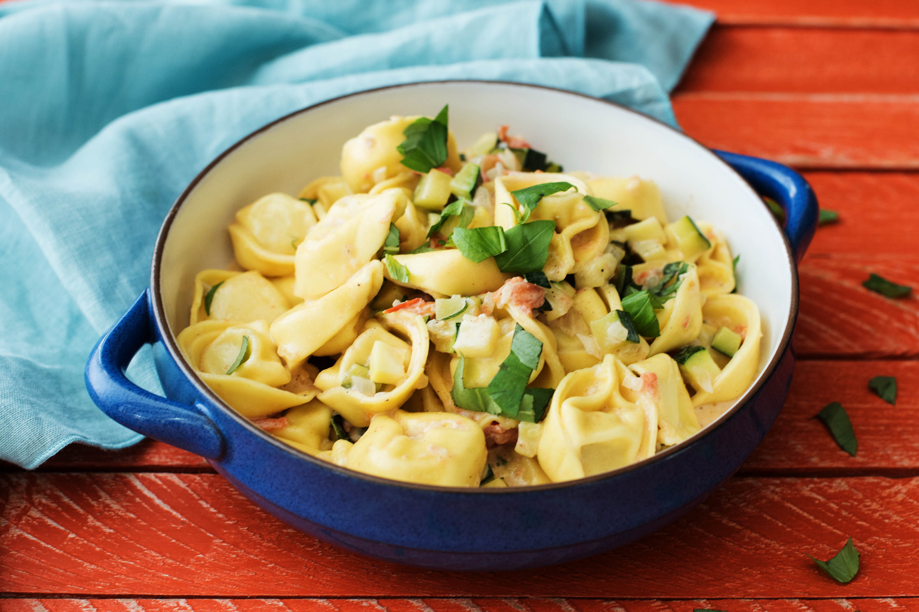 Sommerliche Käse-Tortellini in Gemüse-Alfredo-Sauce