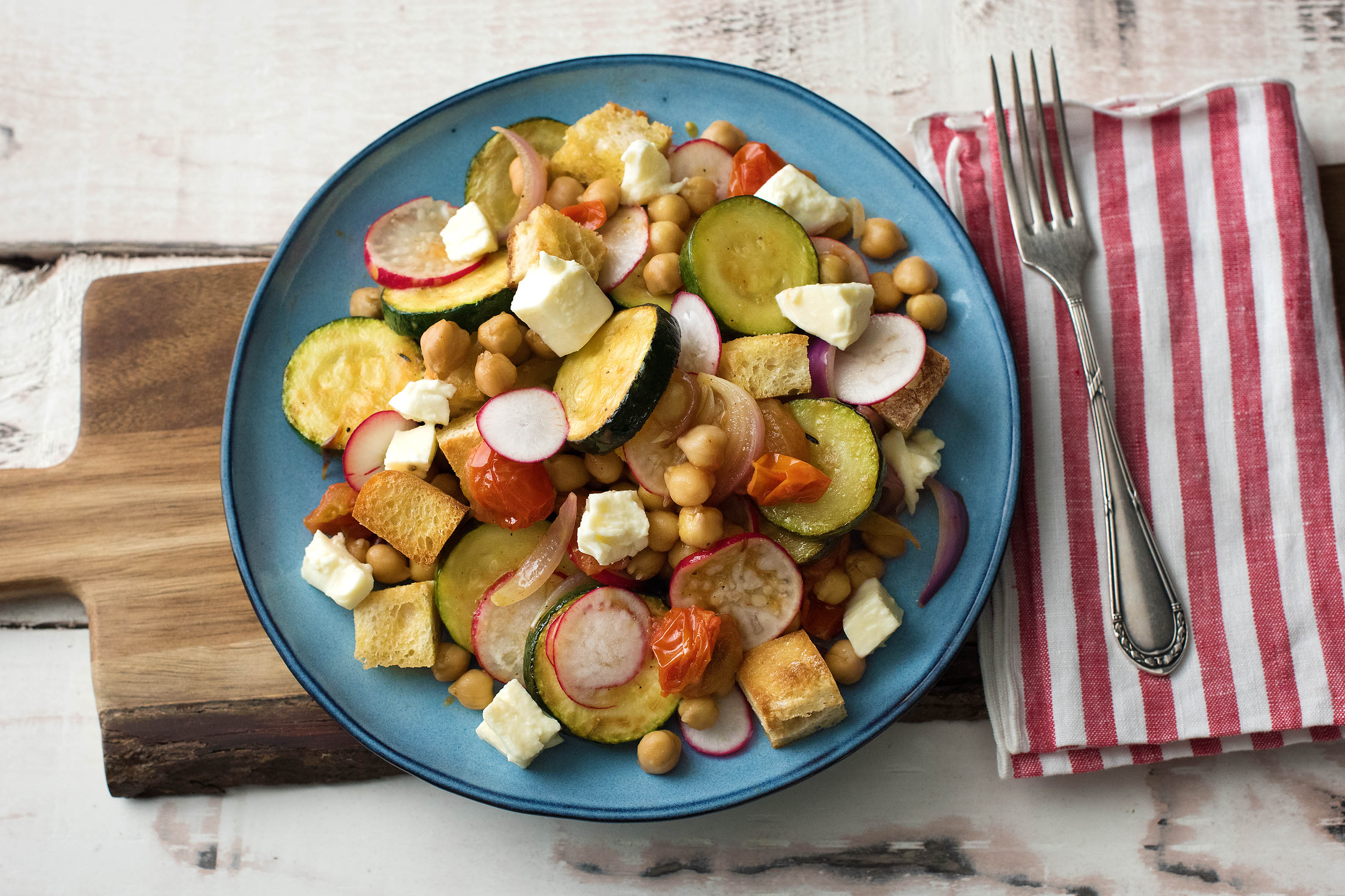 Sommerlicher Brotsalat mit Mozzarella und Radieschen