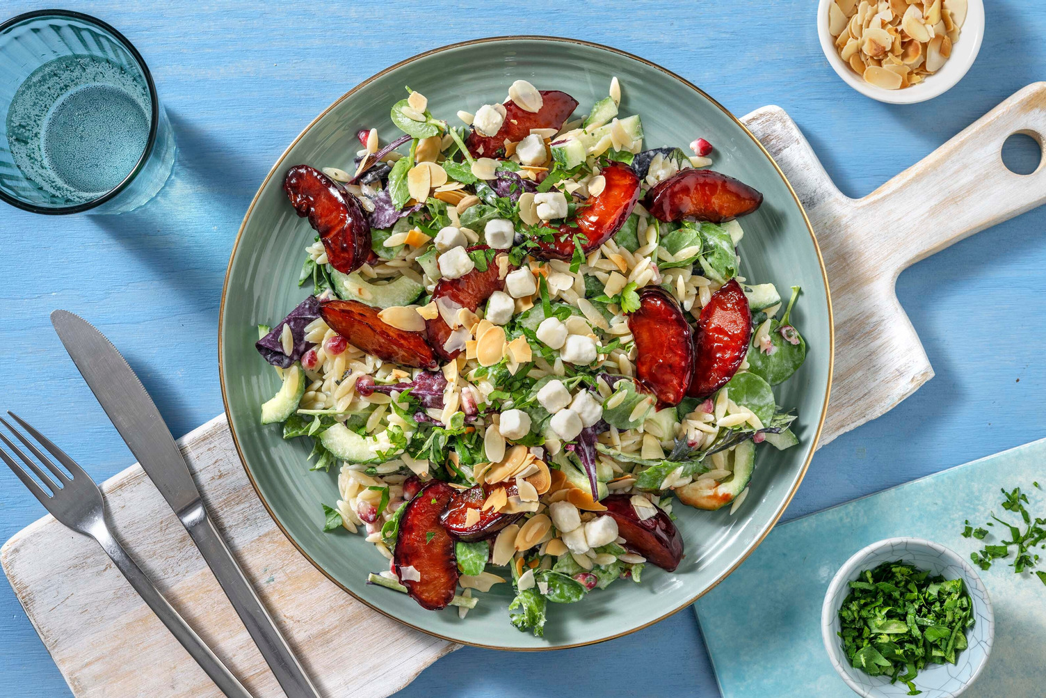 Sommerlicher Orzo-Salat mit Balsamico-Pflaumen