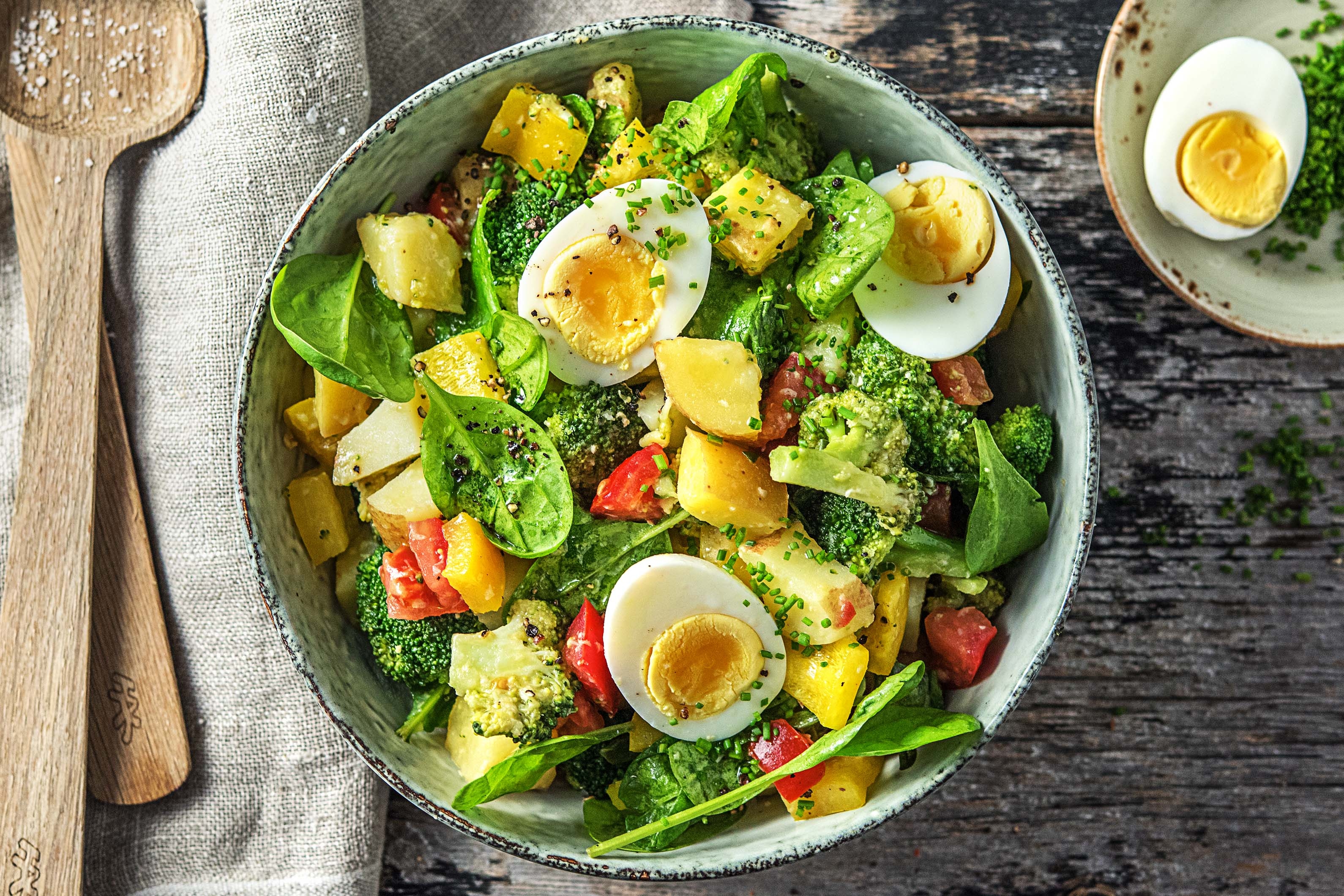 Sommerlicher Salat mit frischem Spinat