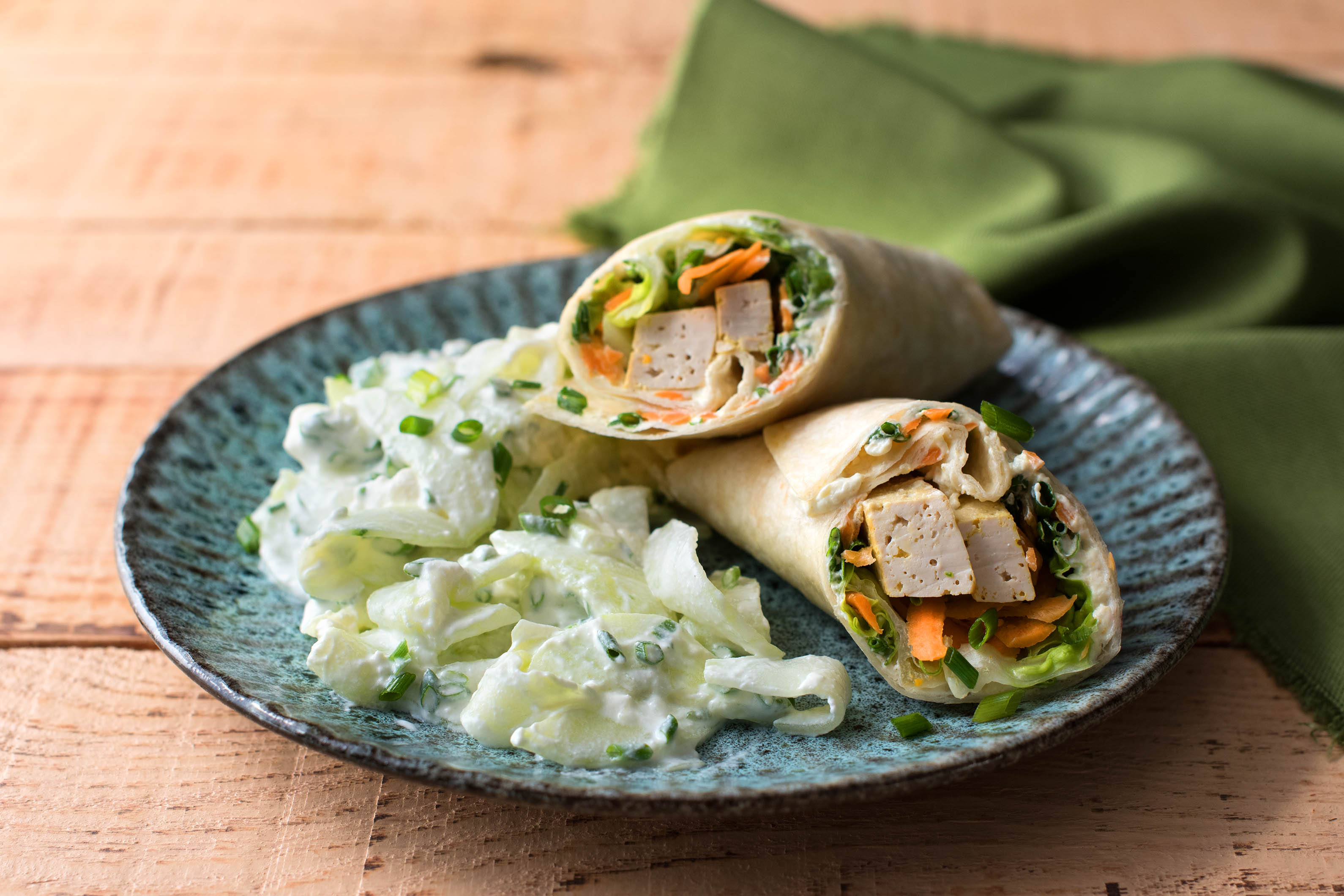 Sommerlicher Tofu-Gemüse-Wrap
