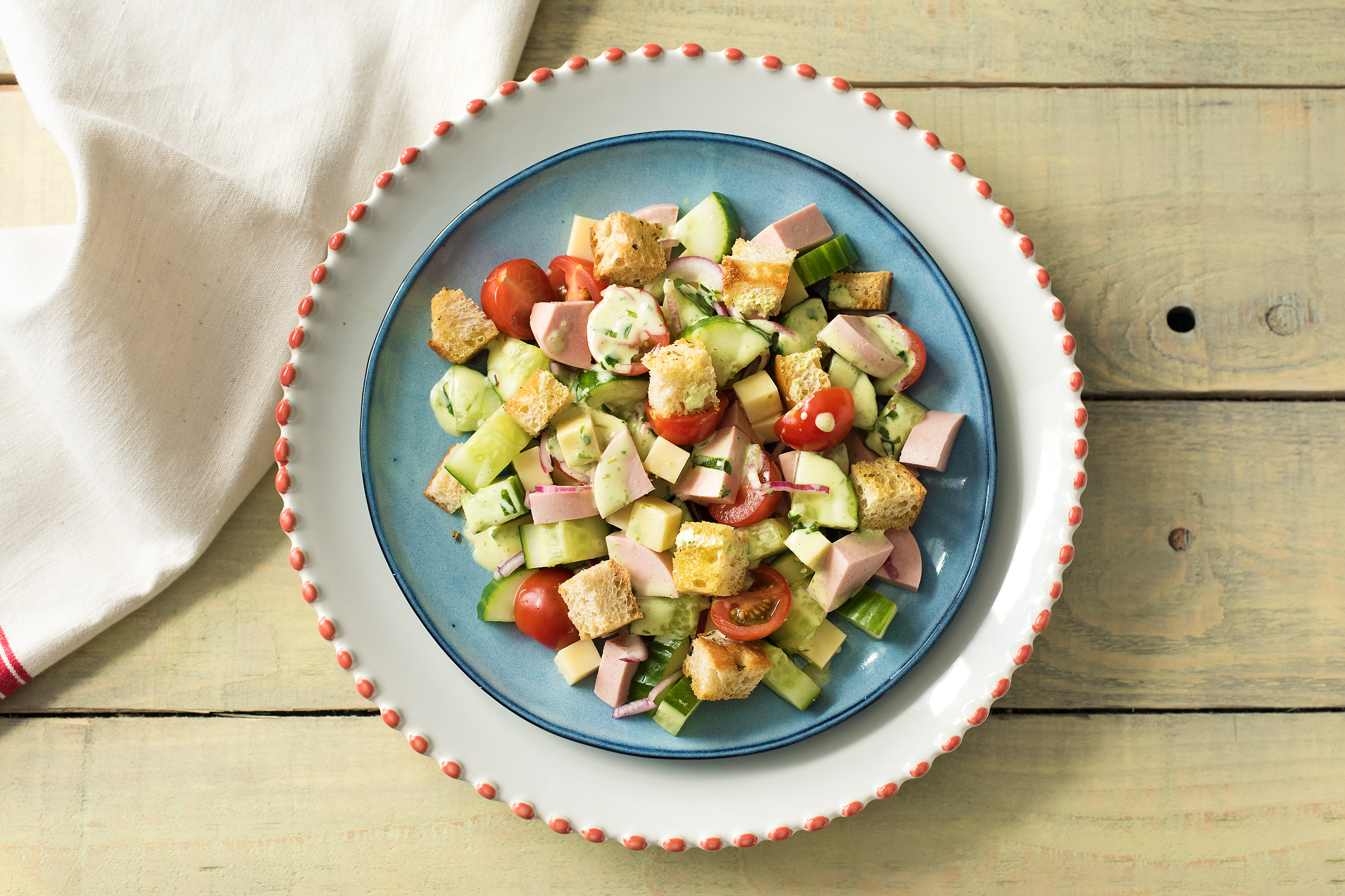 Sommerlicher Wurst-Käse-Salat mit Estragon Sauce